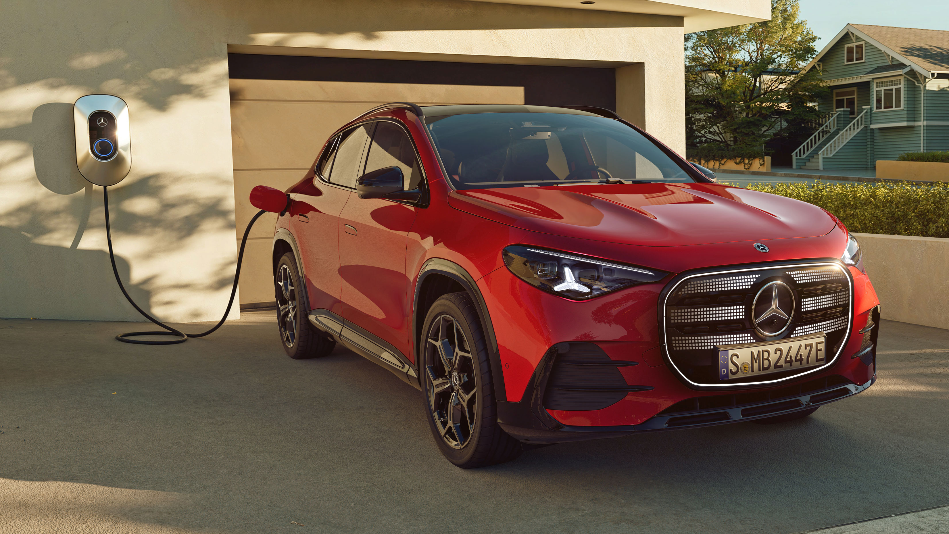 Nya elektriska GLA Advanced Edition | Laddning ingår | Mercedes-Benz Mercedes-Benz GLA electric parkerad framför en garage