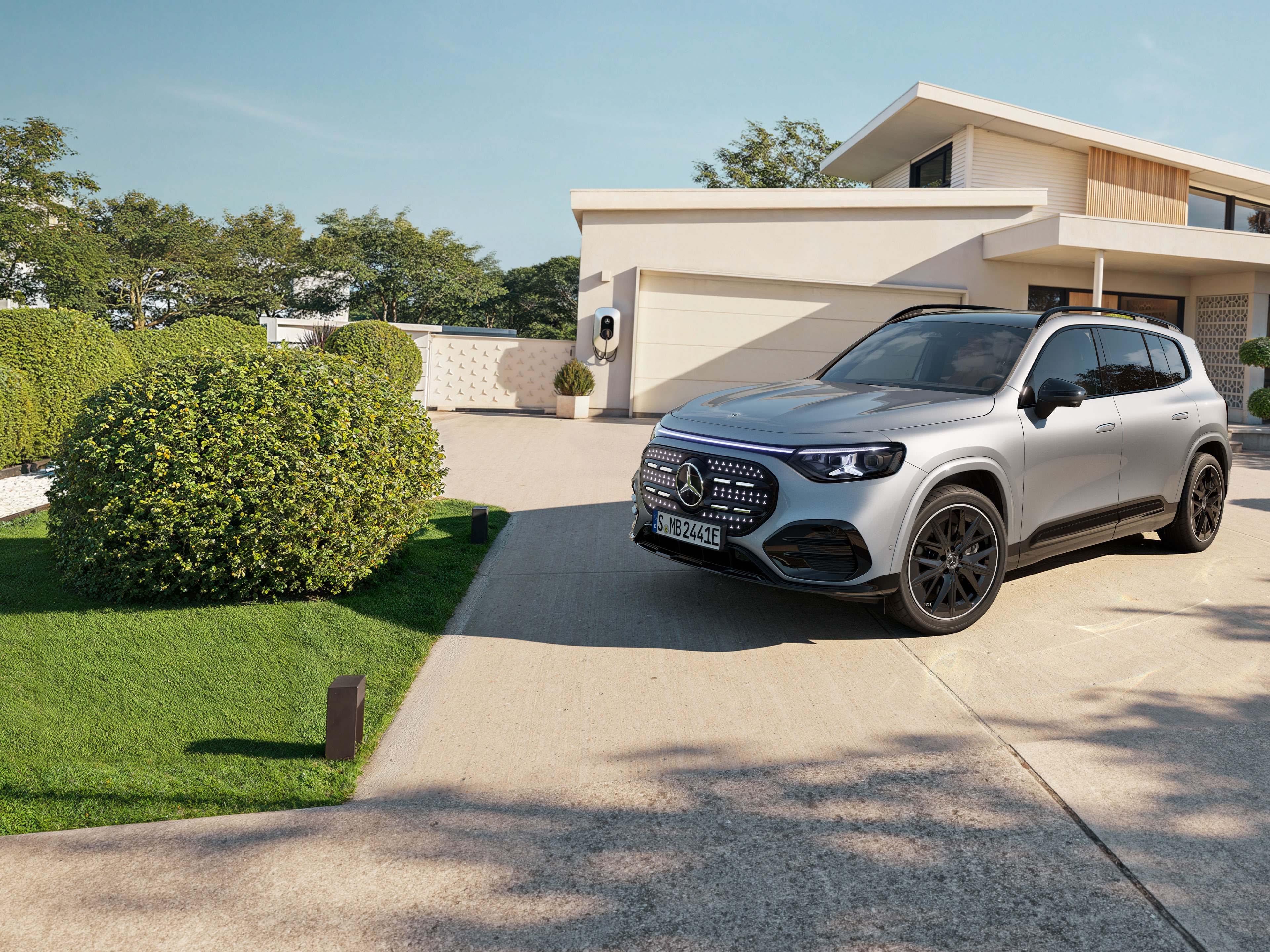 GLB with EQ Technology Special Edition | Laddning ingår | Mercedes-Benz Mercedes-Benz GLB with EQ Technology parkerad framför garaget