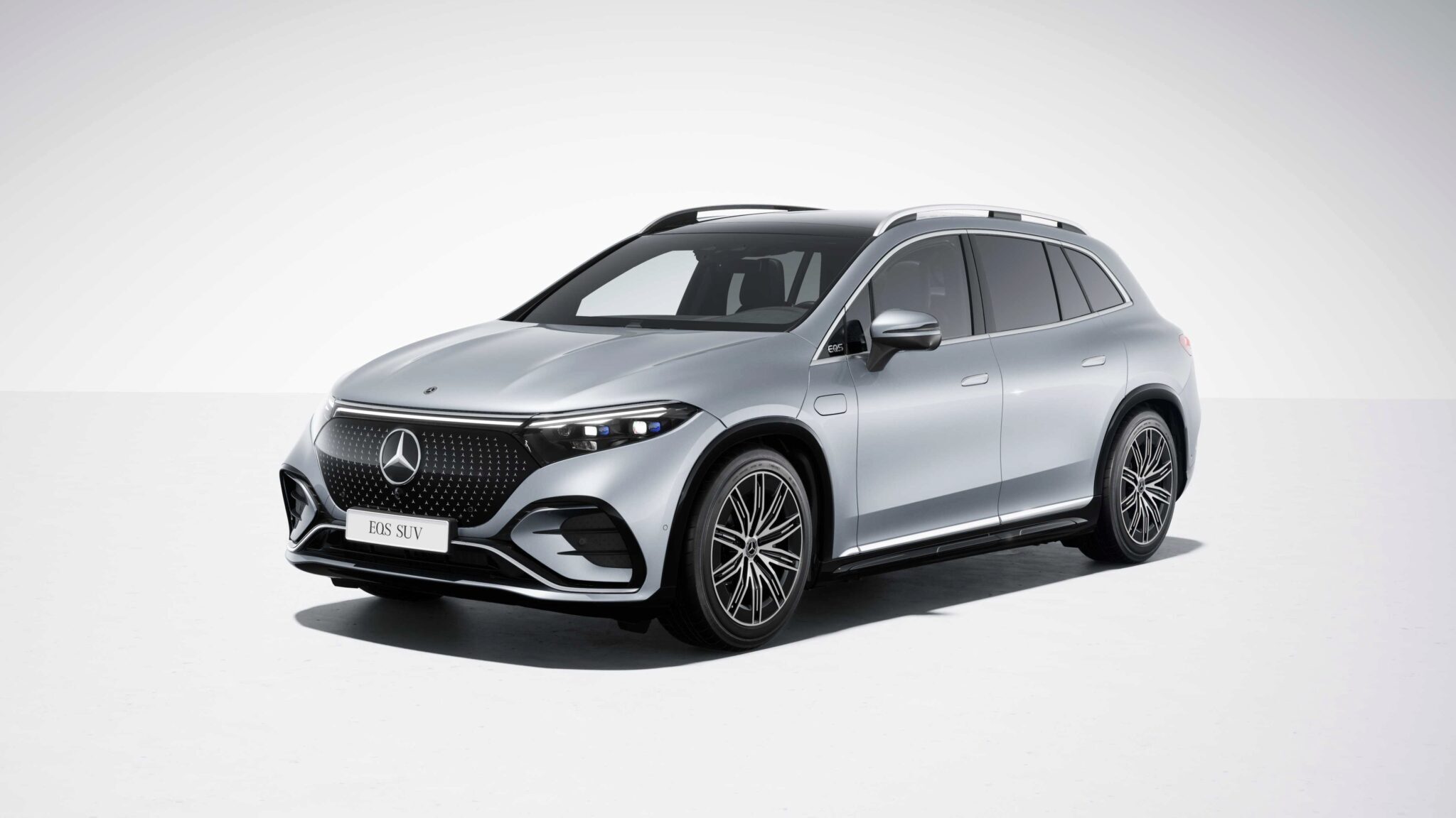 EQS SUV Special Edition | Laddning ingår | Mercedes-Benz Mercedes-Benz EQS SUV på färgglad bakgrund