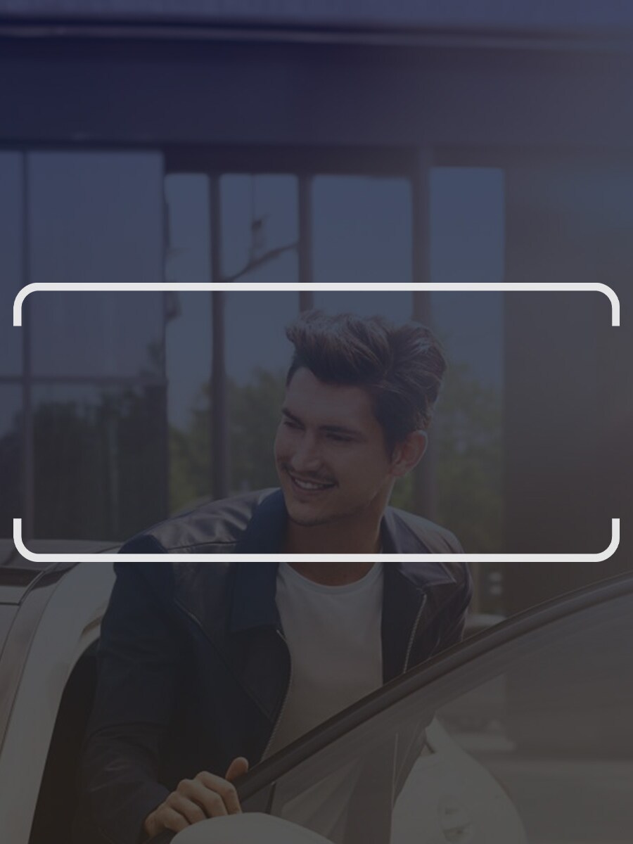 Man kliver in i en Mercedes-Benz bil