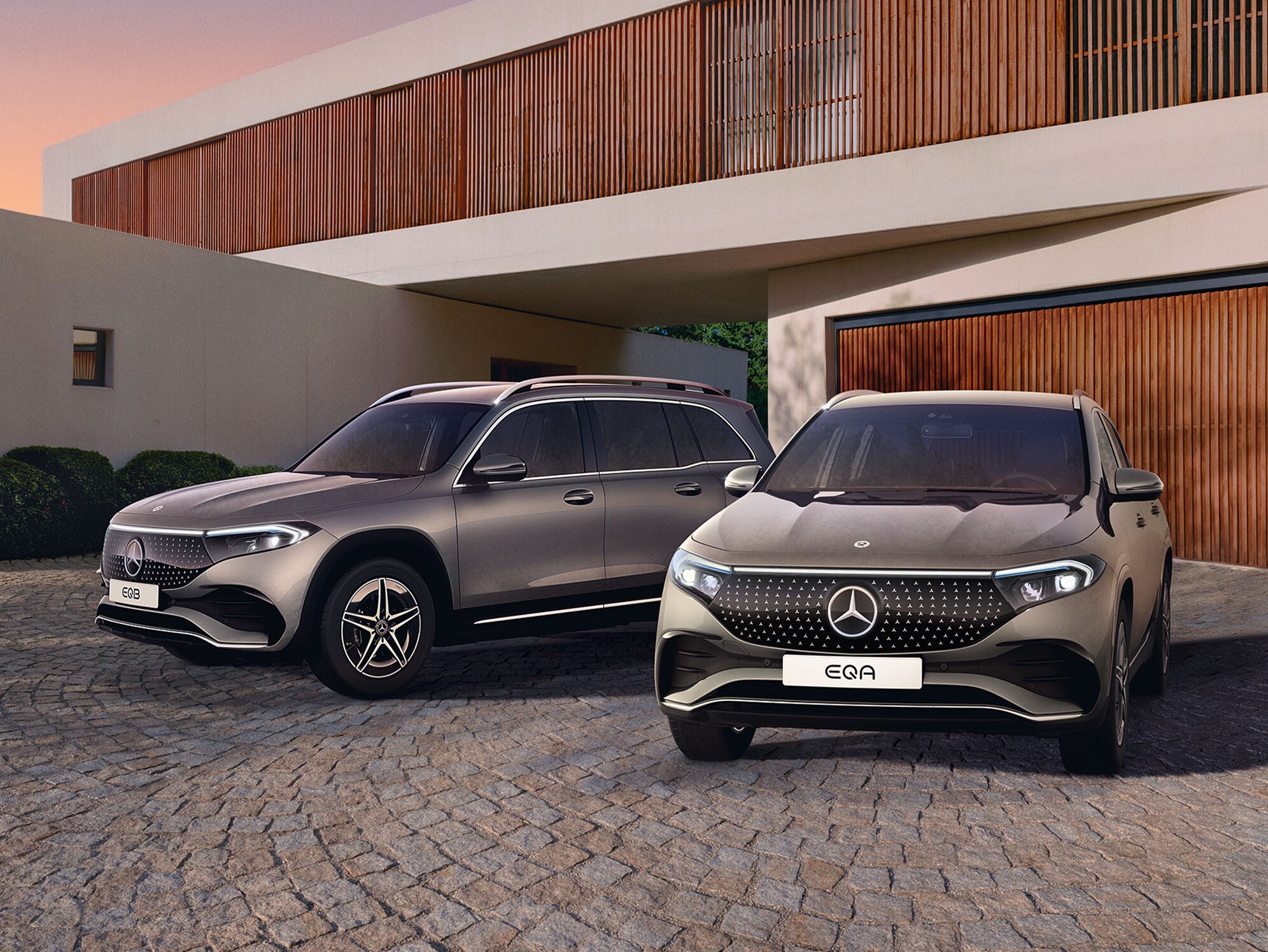 EQA och EQB från Mercedes-Benz står parkerade i en uppfart.