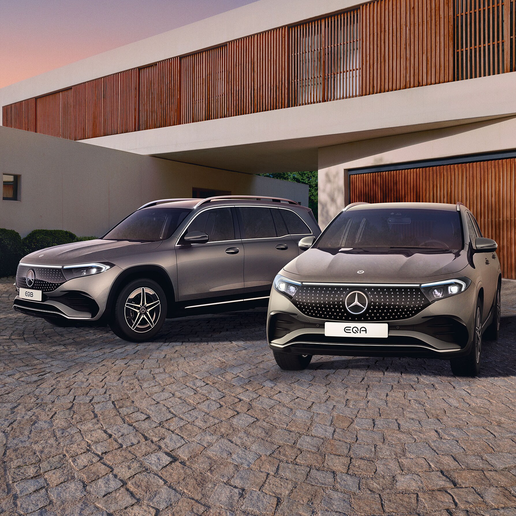 En EQA och EQB från Mercedes-Benz står parkerade i en uppfart.