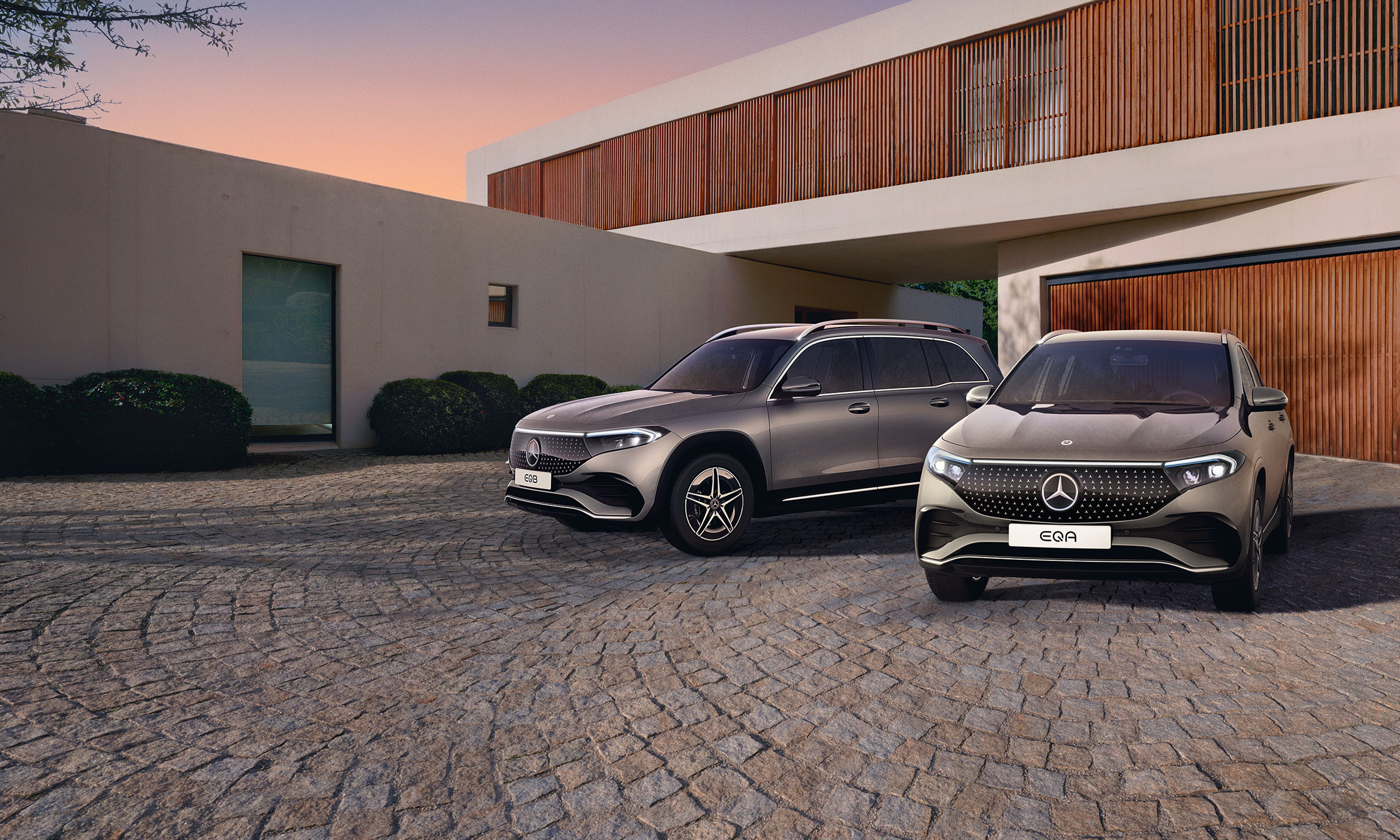 Battericertifikat | EQA & EQB | Mercedes-Benz En EQA och EQB från Mercedes-Benz står parkerade i en uppfart.