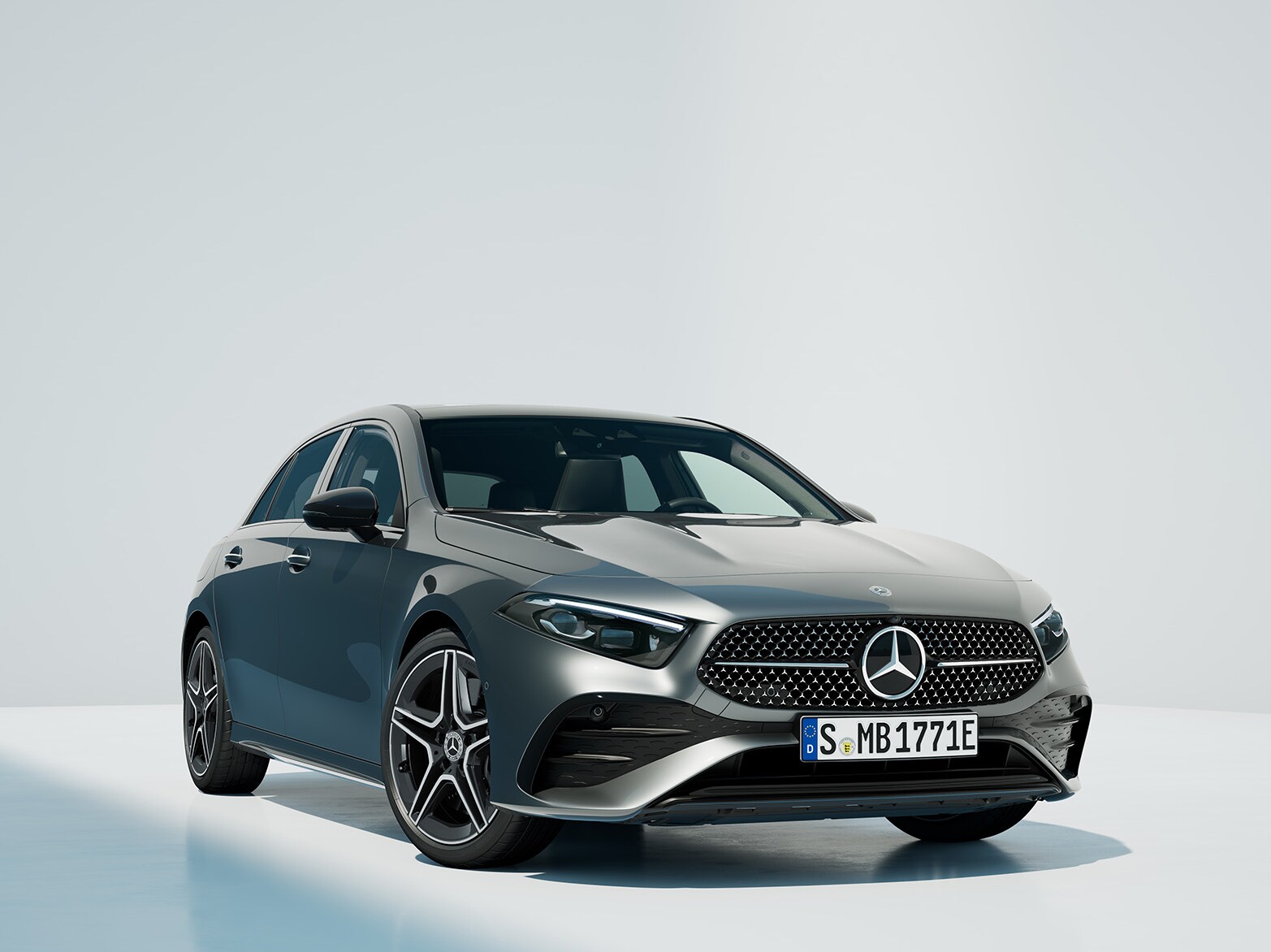 Mercedes-Benz A-Klass Halvkombi parkerad på spegelblank yta