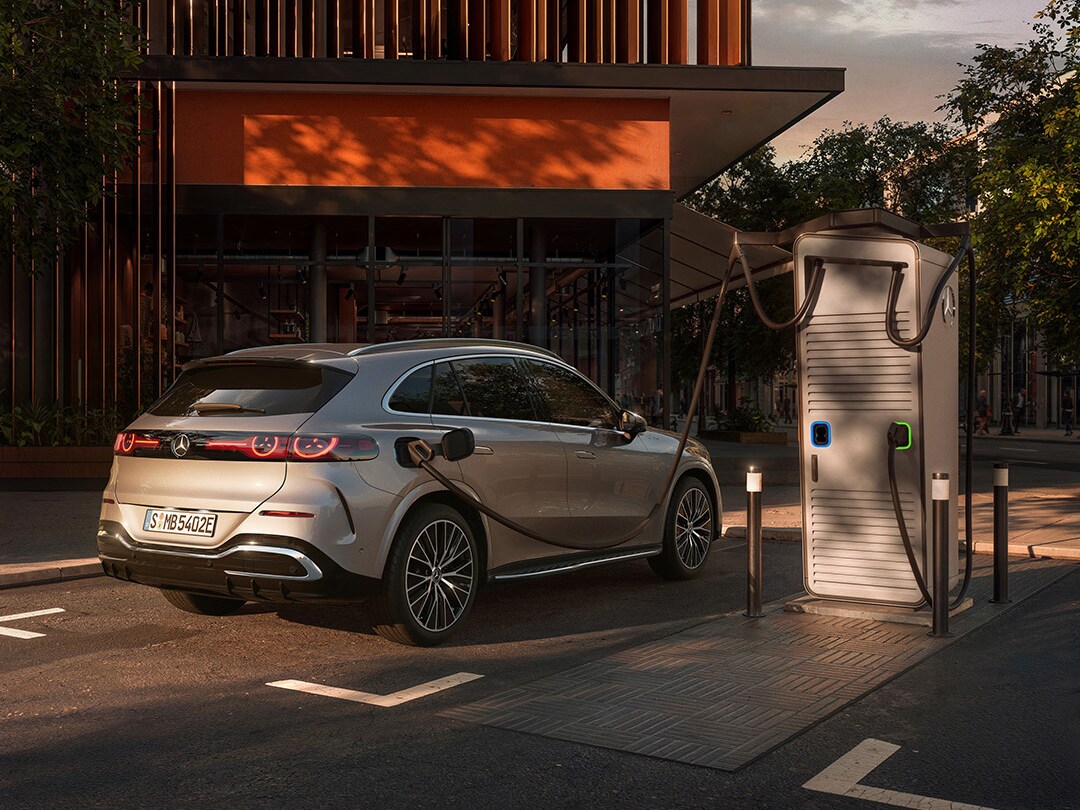 Elbil från Mercedes-Benz ansluten till en laddstation.