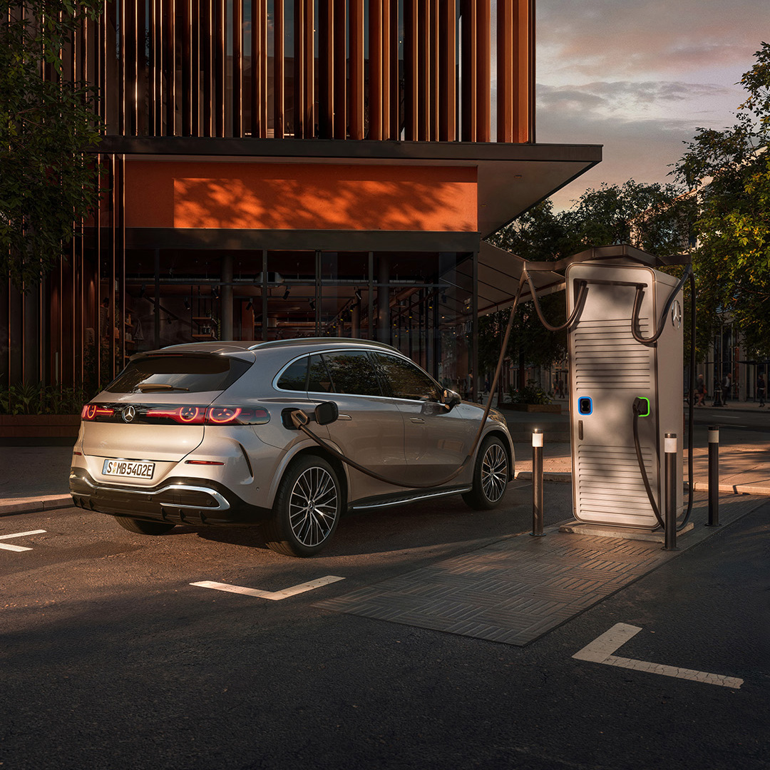 Sveriges första Mercedes-Benz Charging Hub | Gratis laddning Elbil från Mercedes-Benz ansluten till en laddstation.