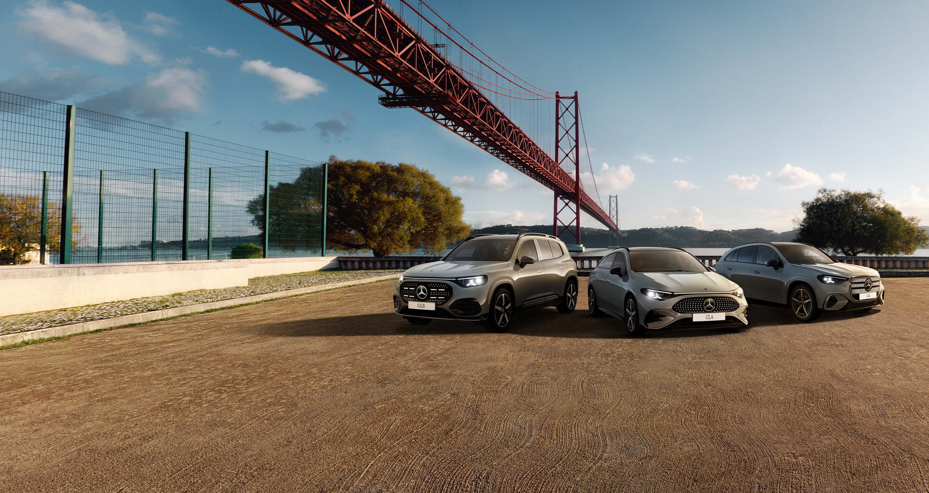 140 år av innovation | Mercedes-Benz Ett urval av elektriska Mercedes-Benz-modeller framför en stor bro.