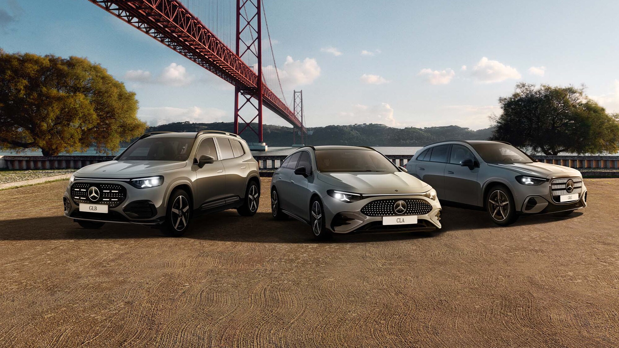 Ett urval av elektriska Mercedes-Benz-modeller framför en stor bro.