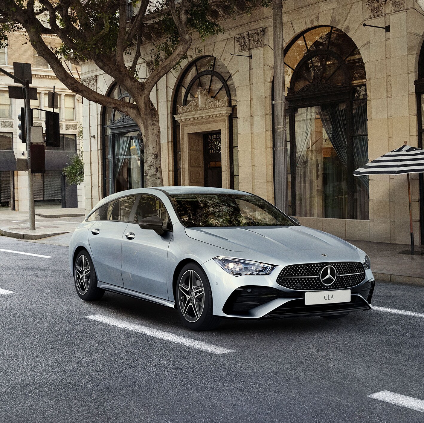 CLA från Mercedes-Benz på en väg i storstad.