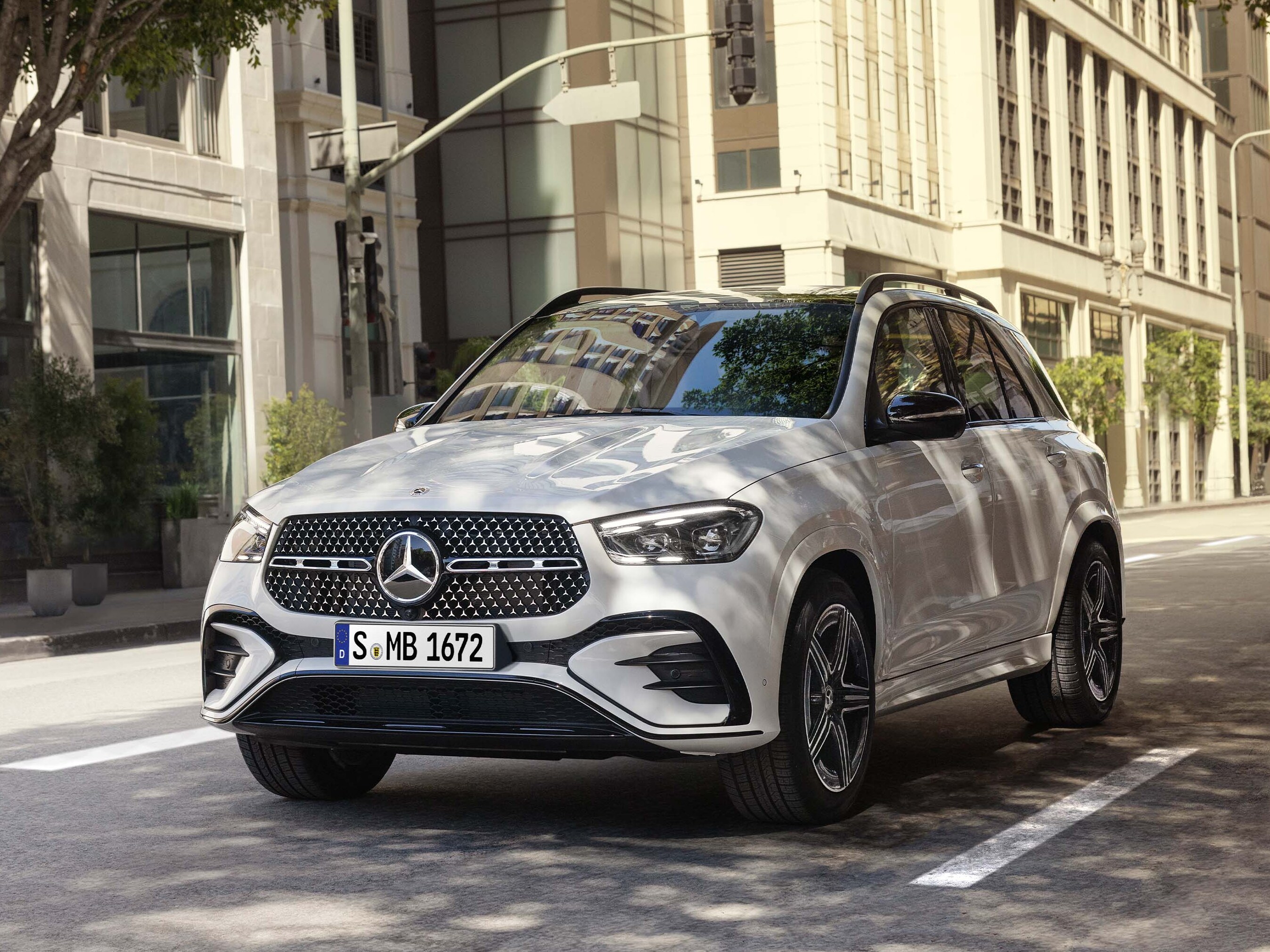 SUV-modell från Mercedes-Benz på en väg i storstad.