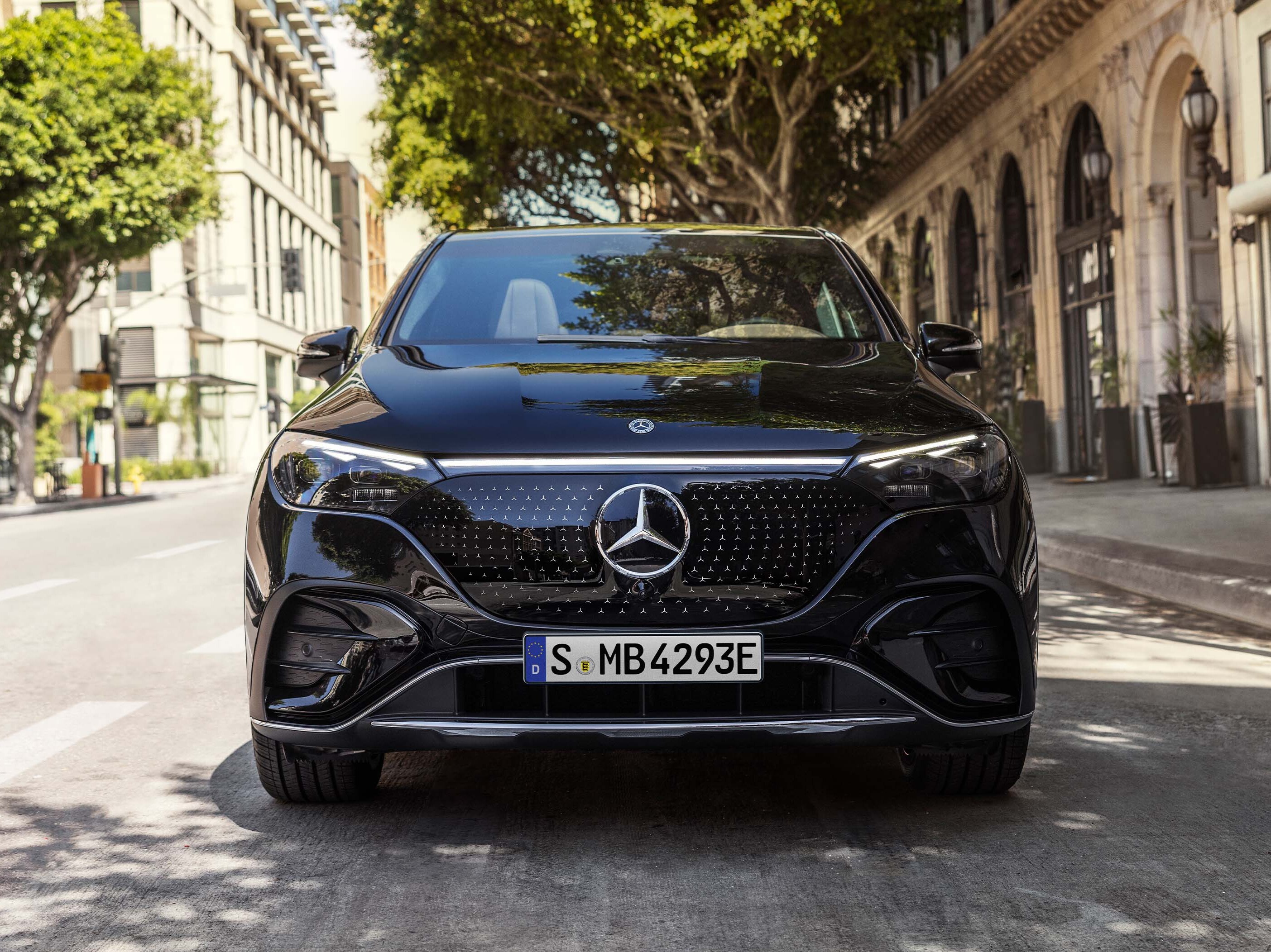 SUV-modell från Mercedes-Benz på en väg i storstad.