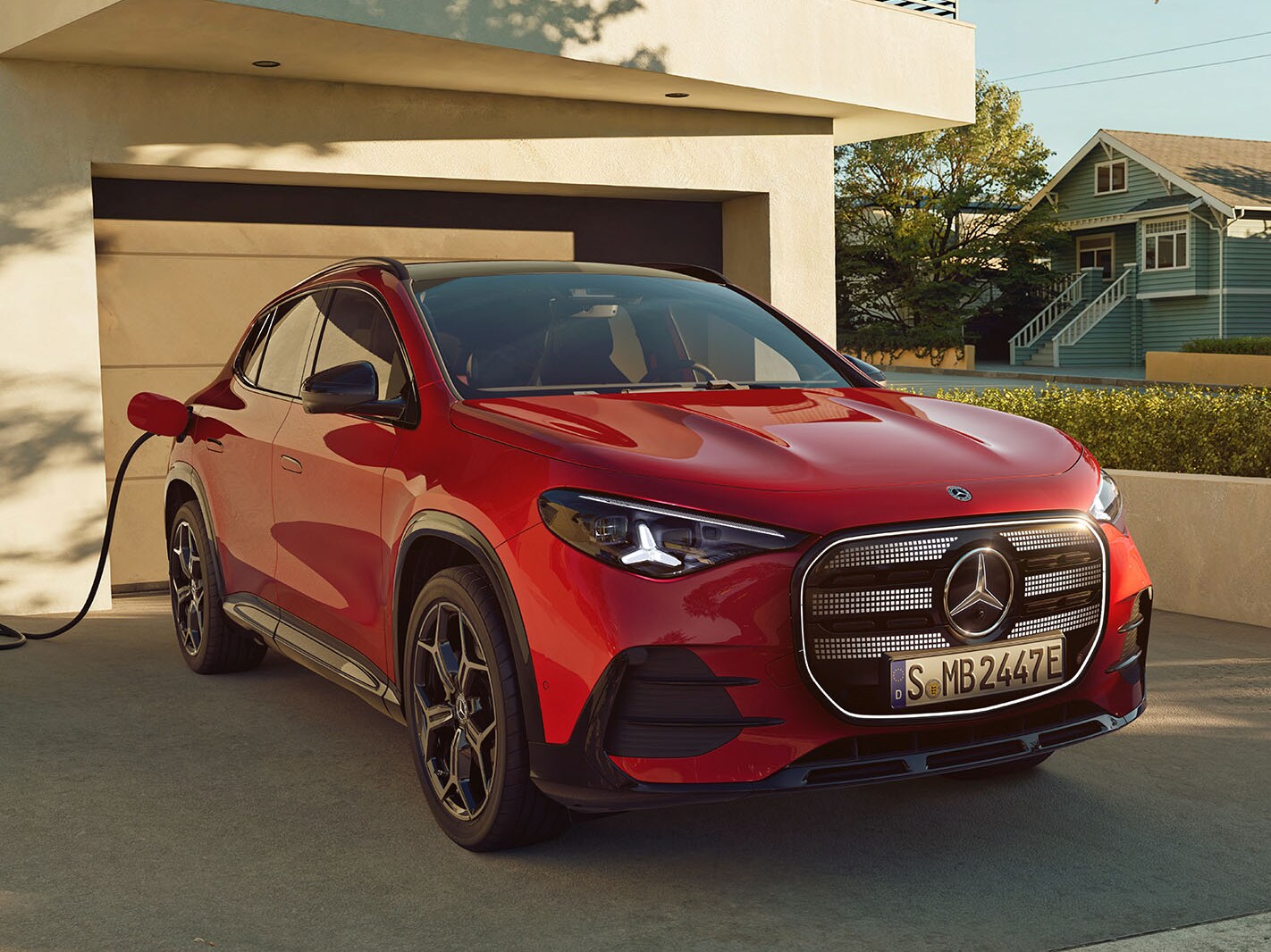 Mercedes-Benz GLA electric parkerad framför en garage