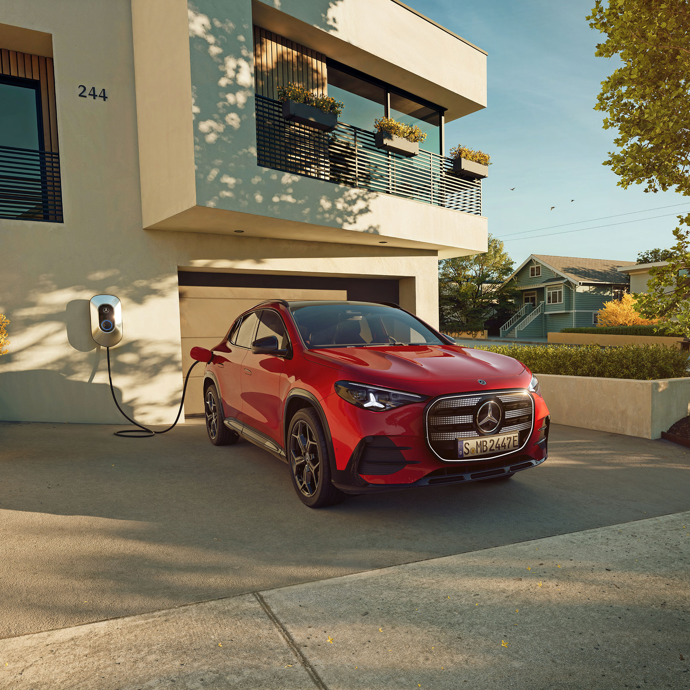 GLA 250+ electric Advanced Edition | PrivatLeasing | Mercedes-Benz Finans Mercedes-Benz GLA electric parkerad framför en garage