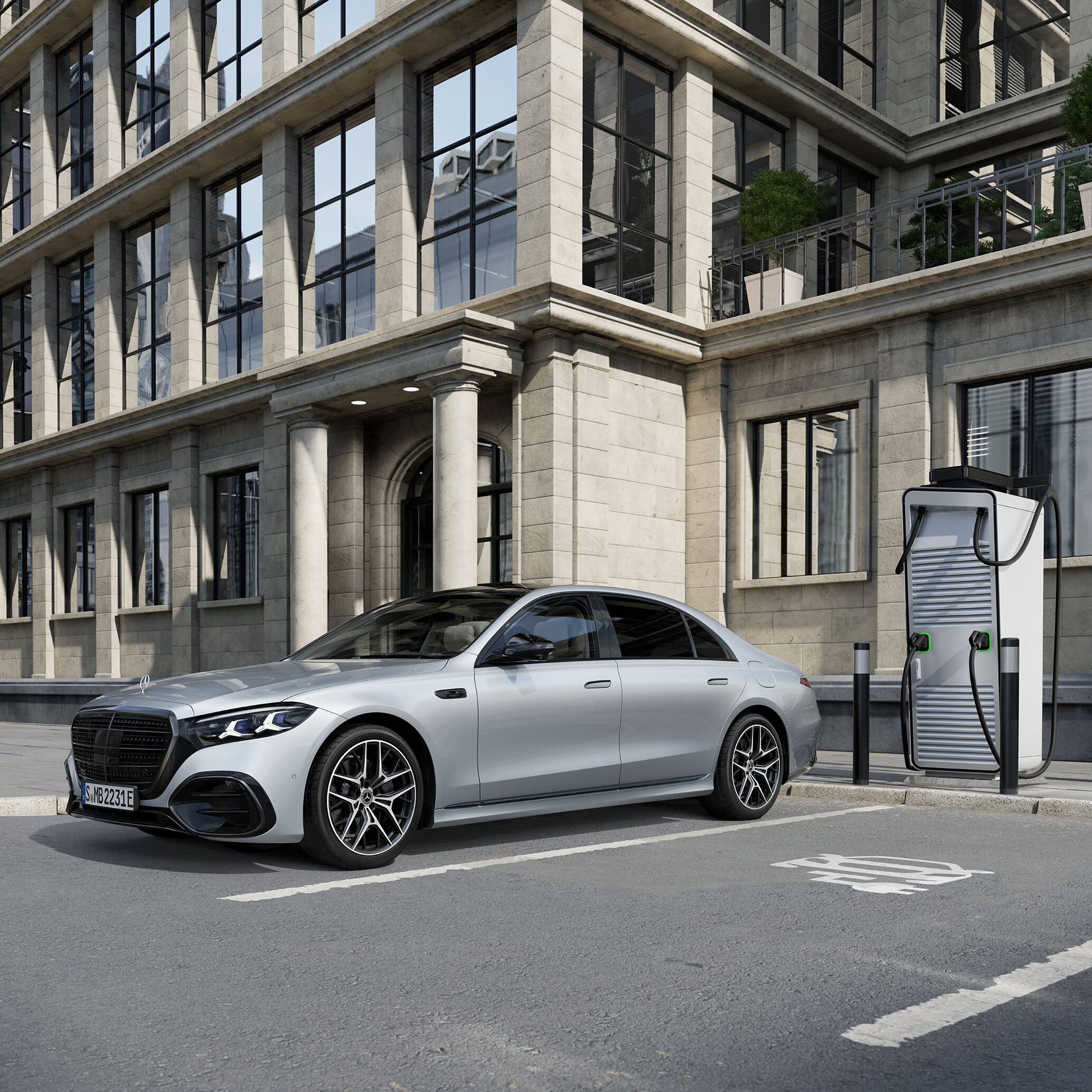 Mercedes-Benz bil laddar vid en laddstation i en storstad.
