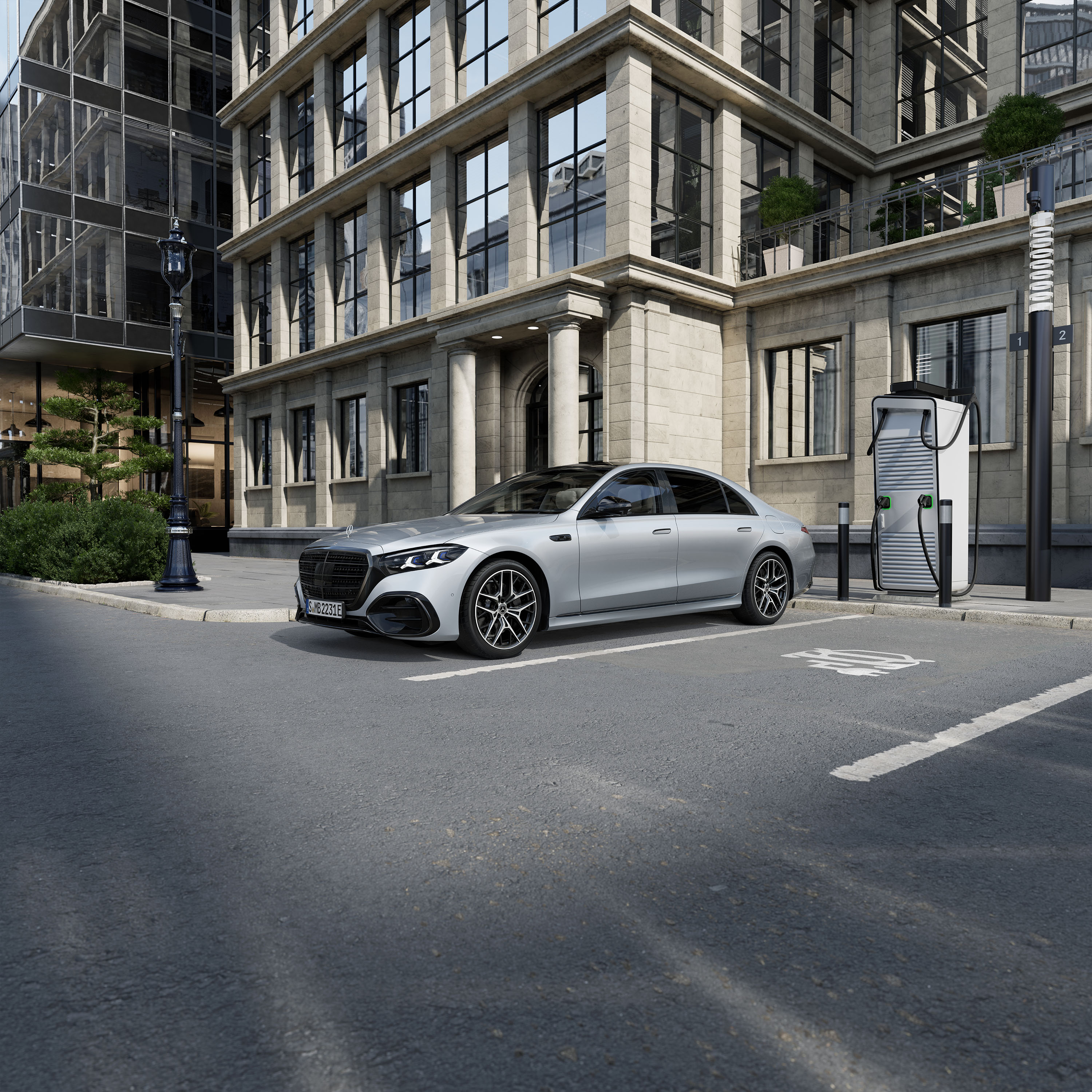 Battericertifikat | PHEV – Laddhybrid | Mercedes-Benz Mercedes-Benz bil laddar vid en laddstation i en storstad.