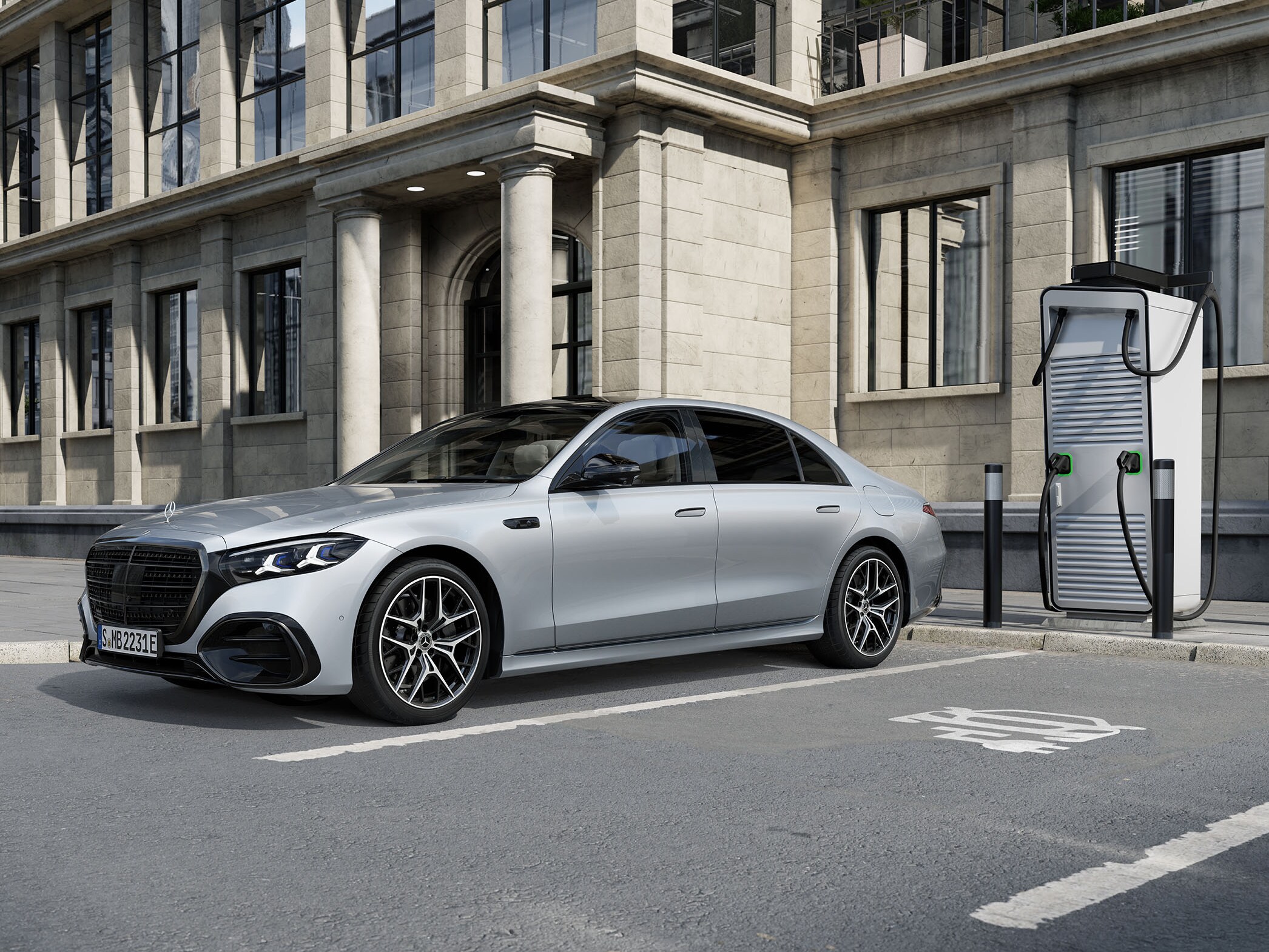 Mercedes-Benz plug-in hybridmodell laddar vid en laddstation i en storstad.