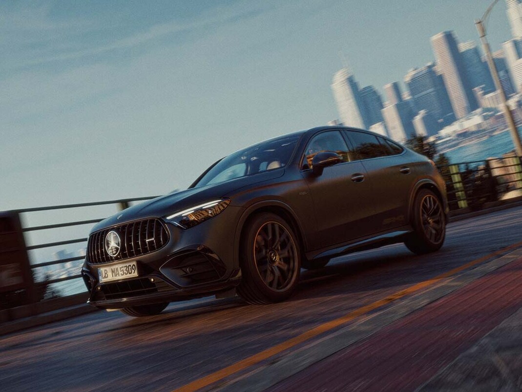 Mercedes-Benz GLC kör i storstad med skyline i bakgrunden.