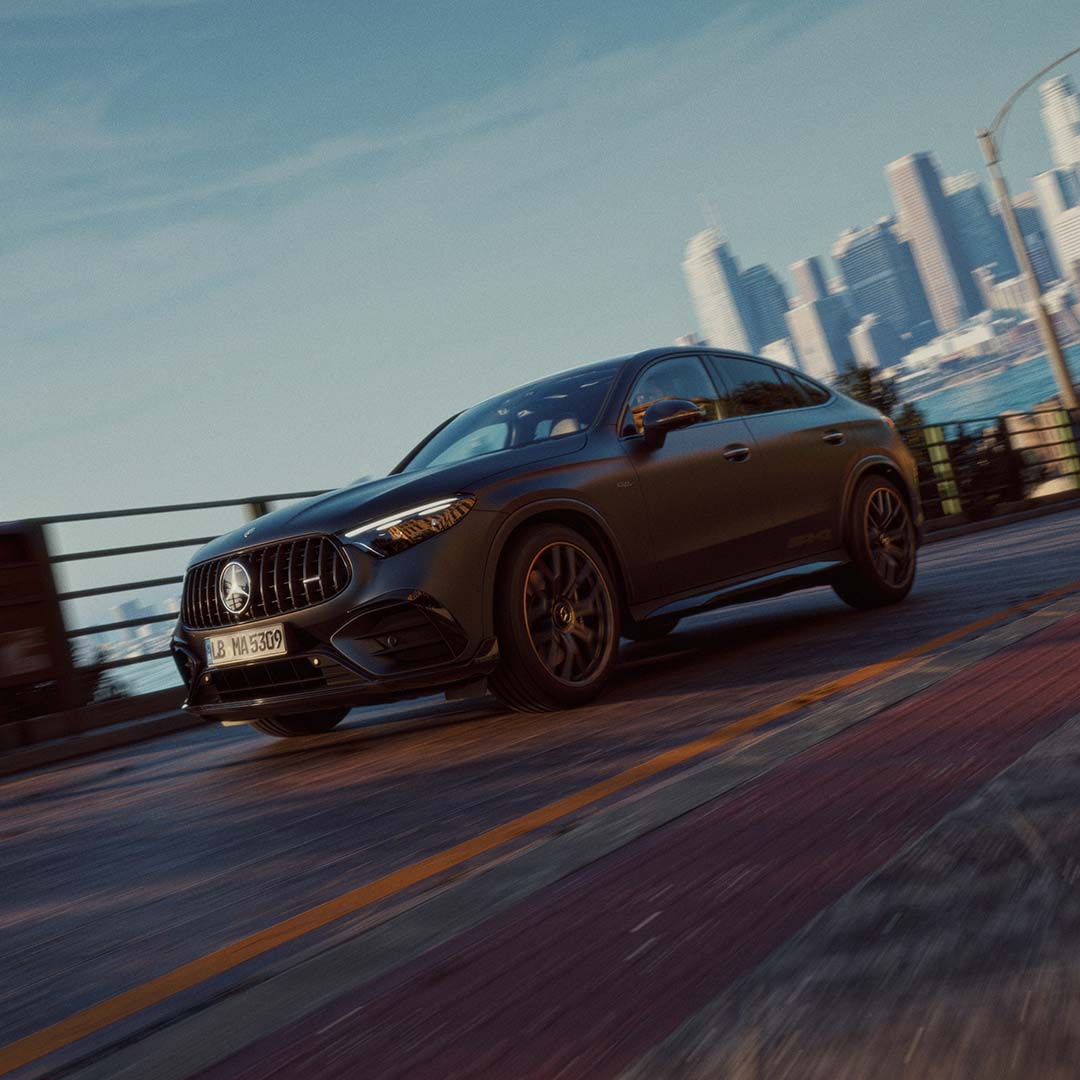 Fyrhjulsdriven bil | Mercedes-Benz Mercedes-Benz GLC kör i storstad med skyline i bakgrunden.