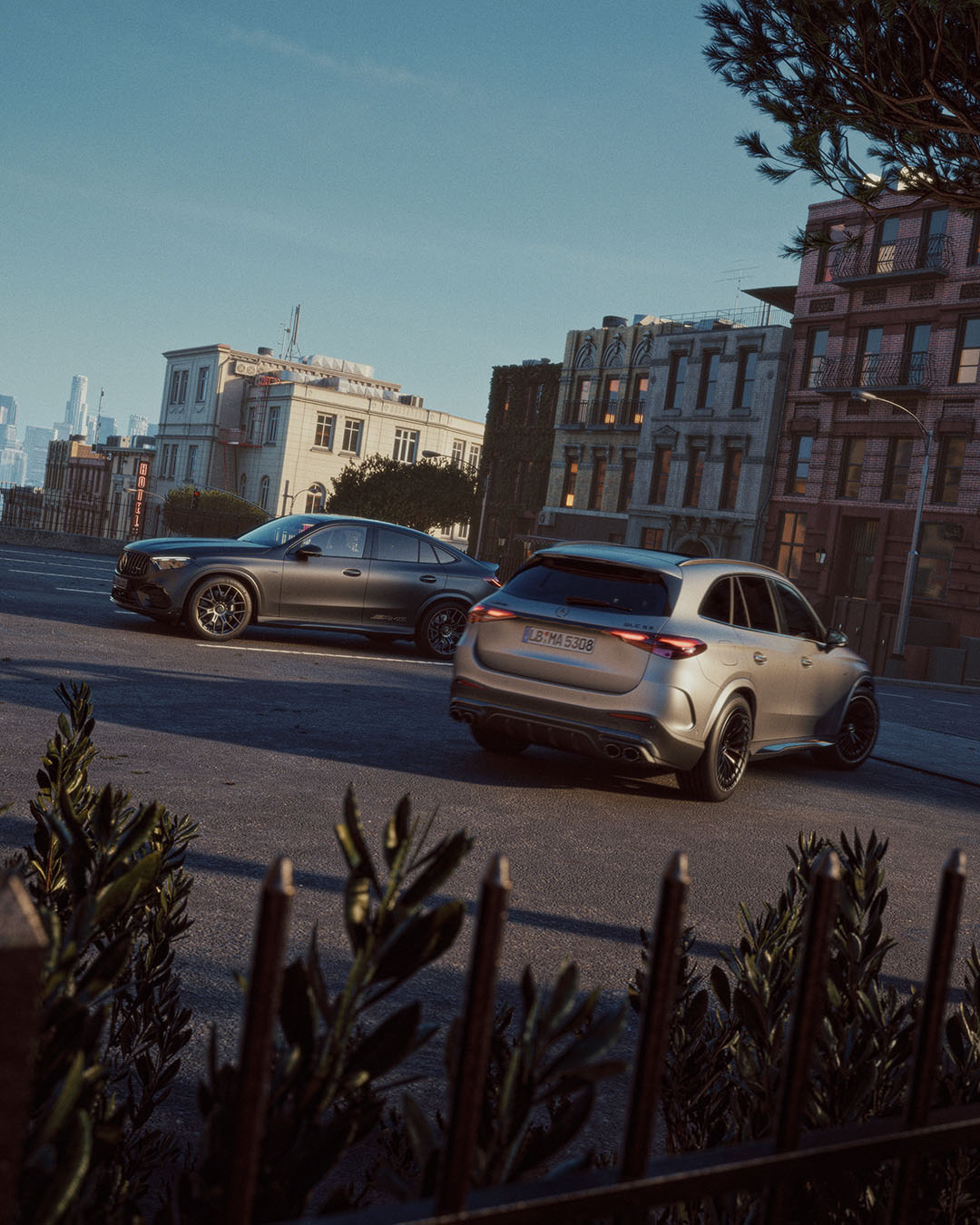 Fyrhjulsdriven bil | Mercedes-Benz Två Mercedes-Benz GLC parkerade i stadsmiljö – en med fronten framåt och en med bakänden framåt.