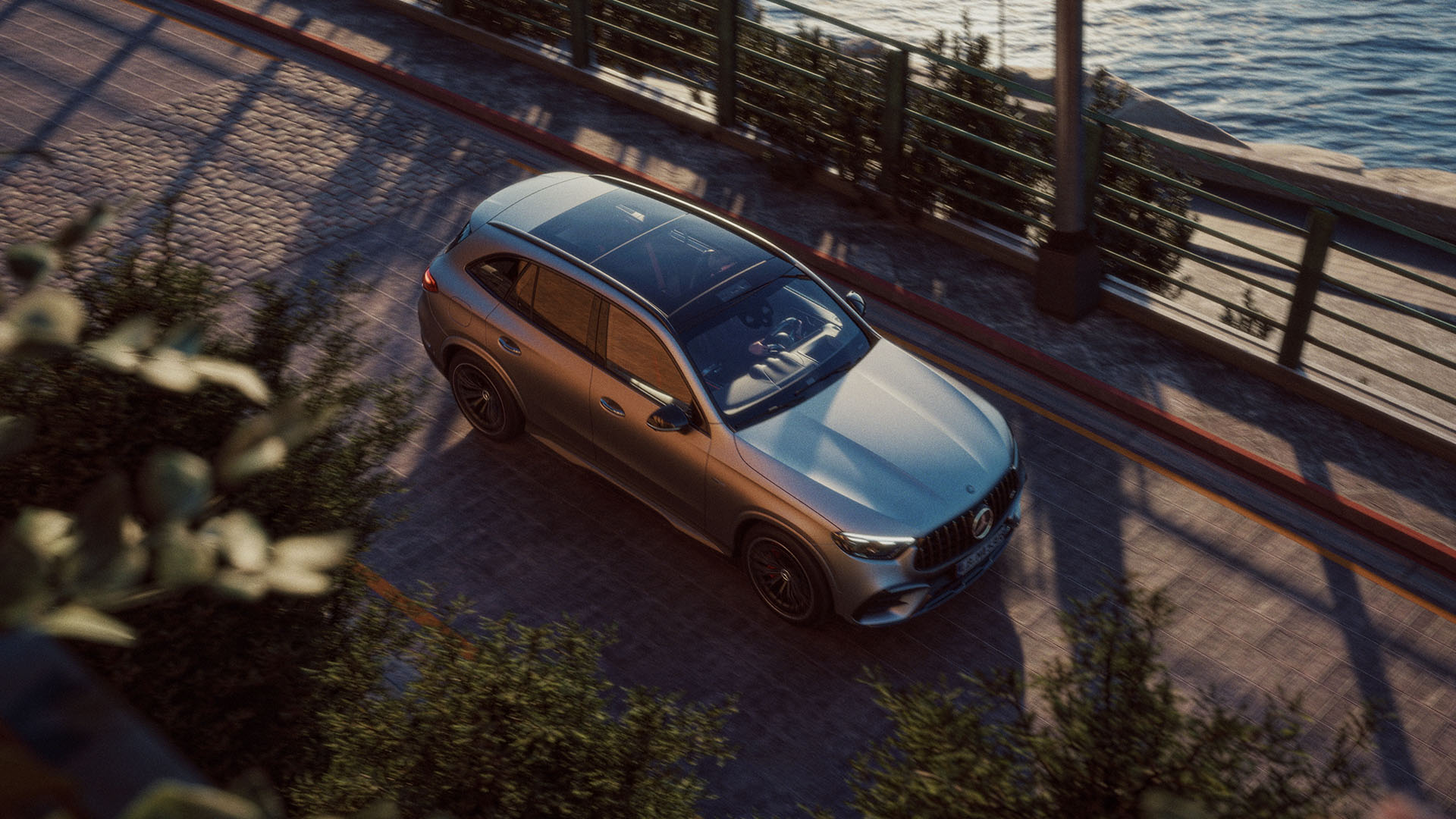 Fyrhjulsdriven bil | Mercedes-Benz Körande Mercedes-Benz GLC sedd ovanifrån med vatten i bakgrunden.