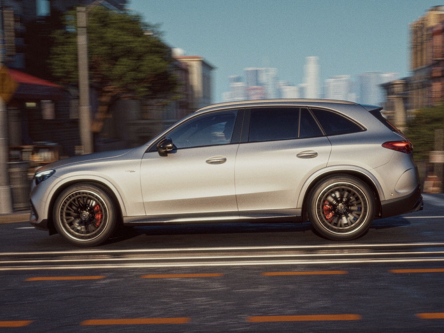 Sidoprofil av en körande Mercedes-Benz GLC.