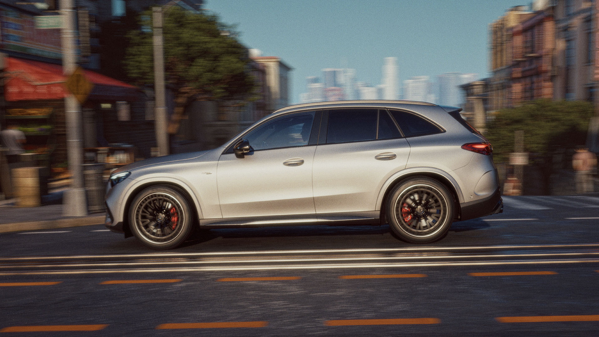 Fyrhjulsdriven bil | Mercedes-Benz Sidoprofil av en körande Mercedes-Benz GLC.
