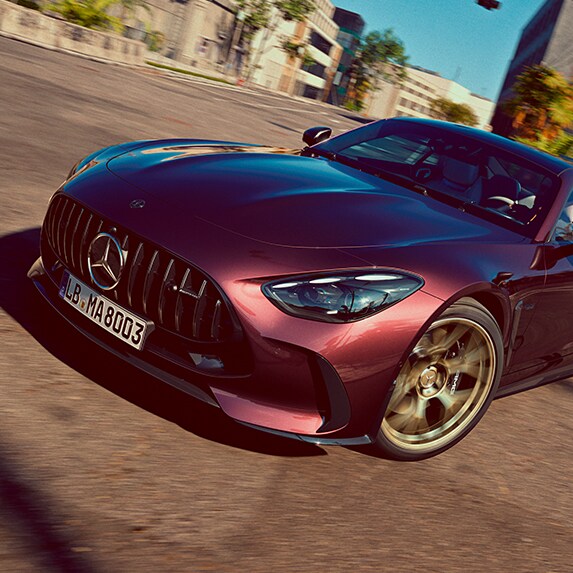 Fronten på den vinröda Mercedes-AMG GT Coupé sedd underifrån i en vinkel