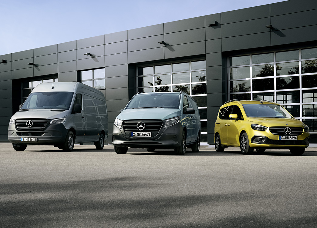 Beställ din bil igen | Sprinter och eSprinter | Mercedes-Benz Transportbilar Tre Mercedes-Benz transportbilar sida vid sida framför ett verkstad