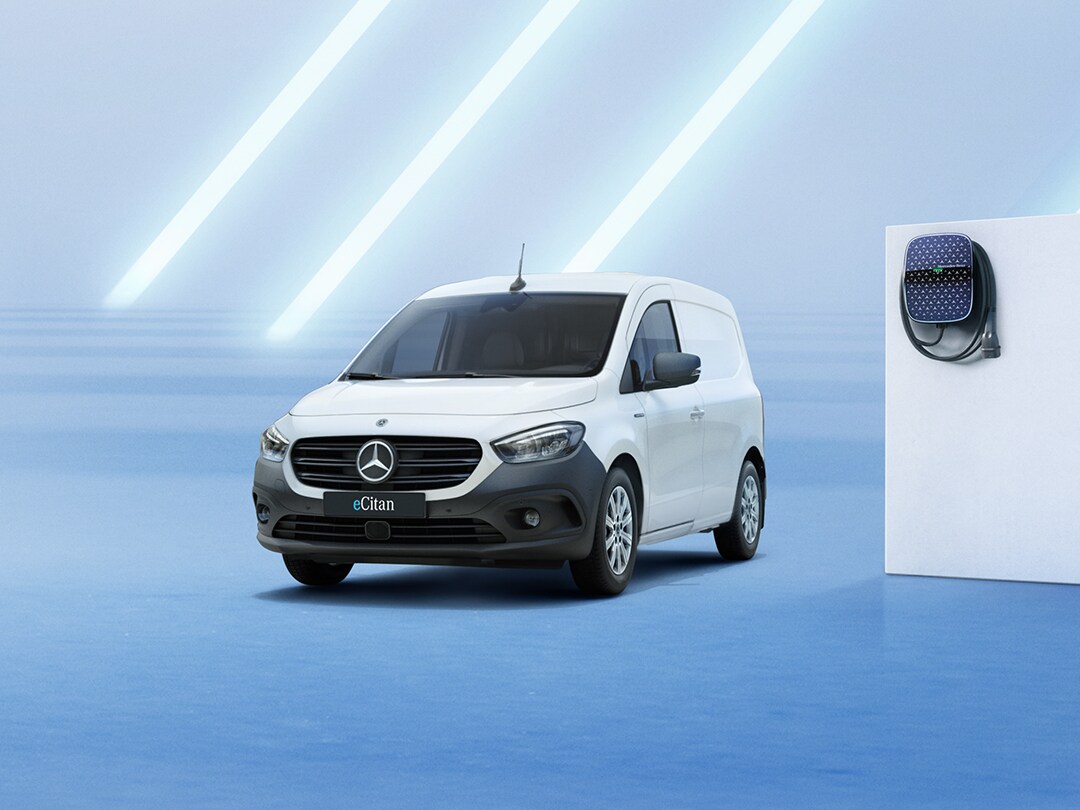 Vit eCitan från Mercedes-Benz parkerad bredvid en wallbox