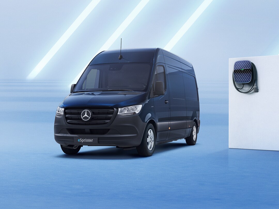 Mörkblå eSprinter från Mercedes-Benz parkerad bredvid en wallbox