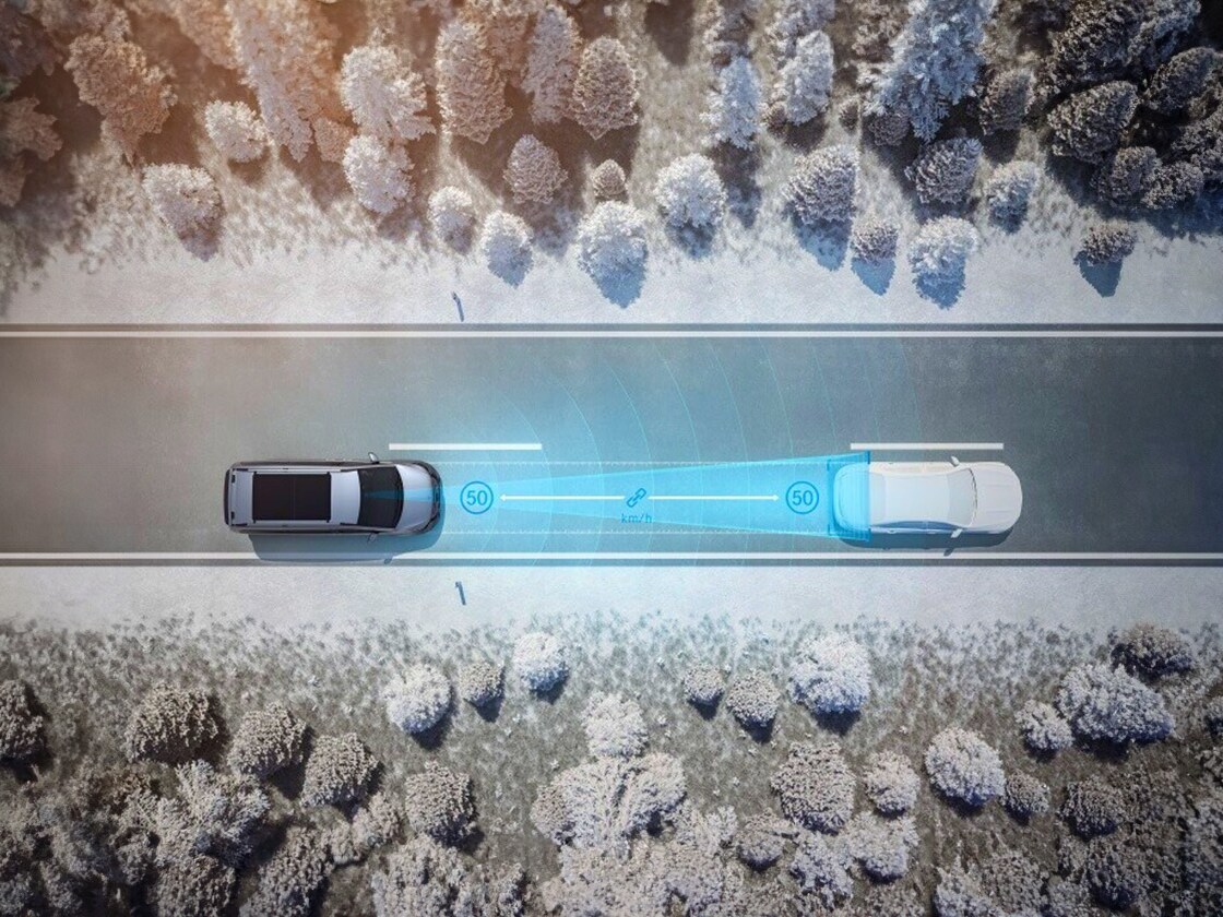 Avståndsassistenten DISTRONIC illustrerar avståndet till framförvarande fordon