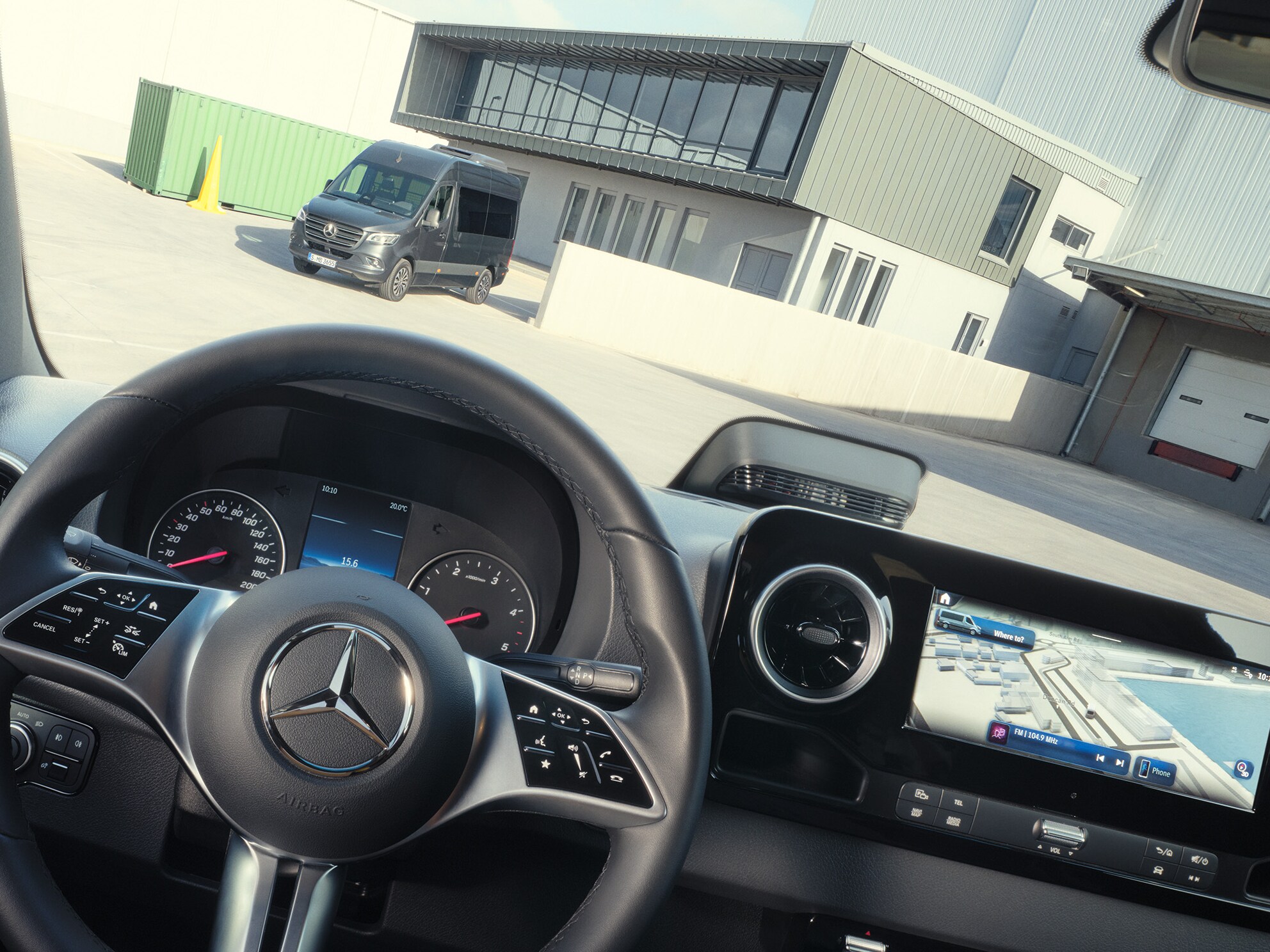 Utsikt från kabinen i en Mercedes-Benz transportbil
