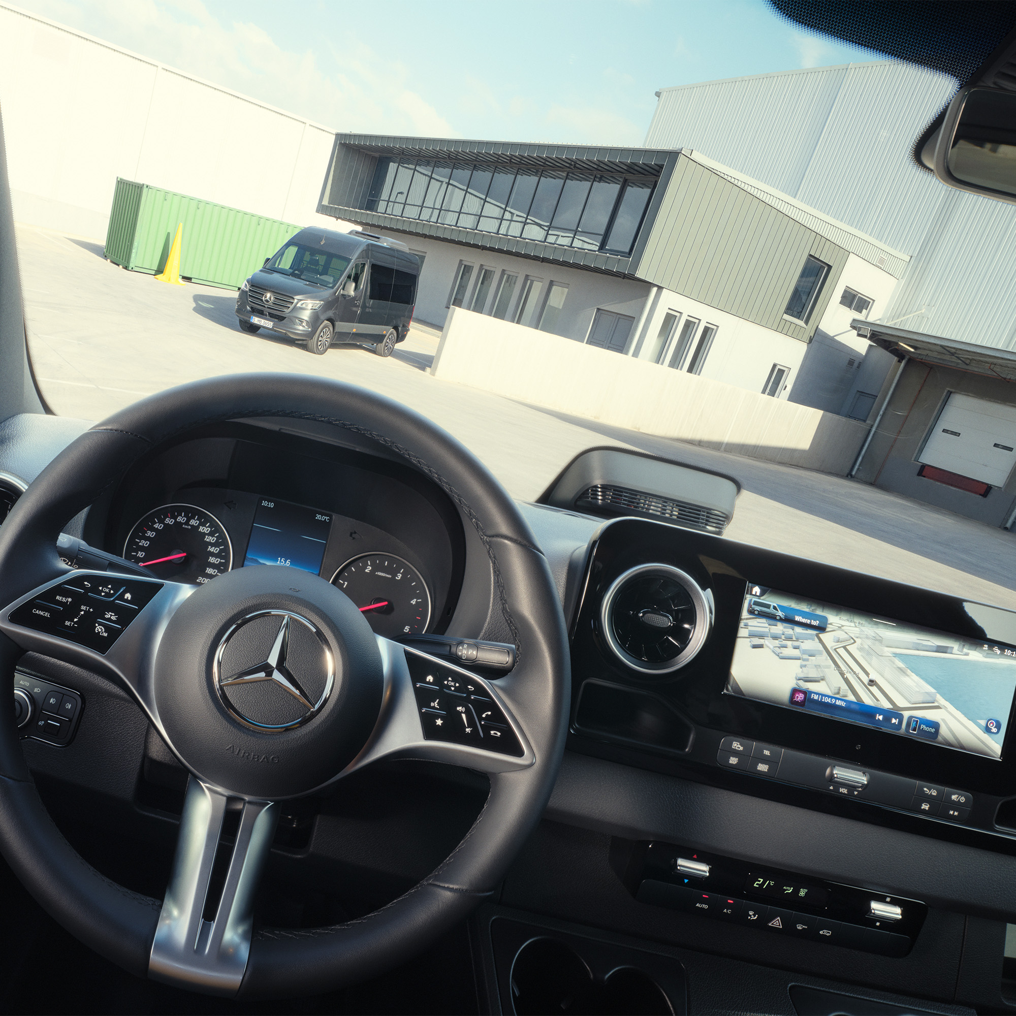 Sitt bekvämt på jobbet | eSprinter kampanj | Mercedes-Benz Transportbilar Utsikt från kabinen i en Mercedes-Benz transportbil