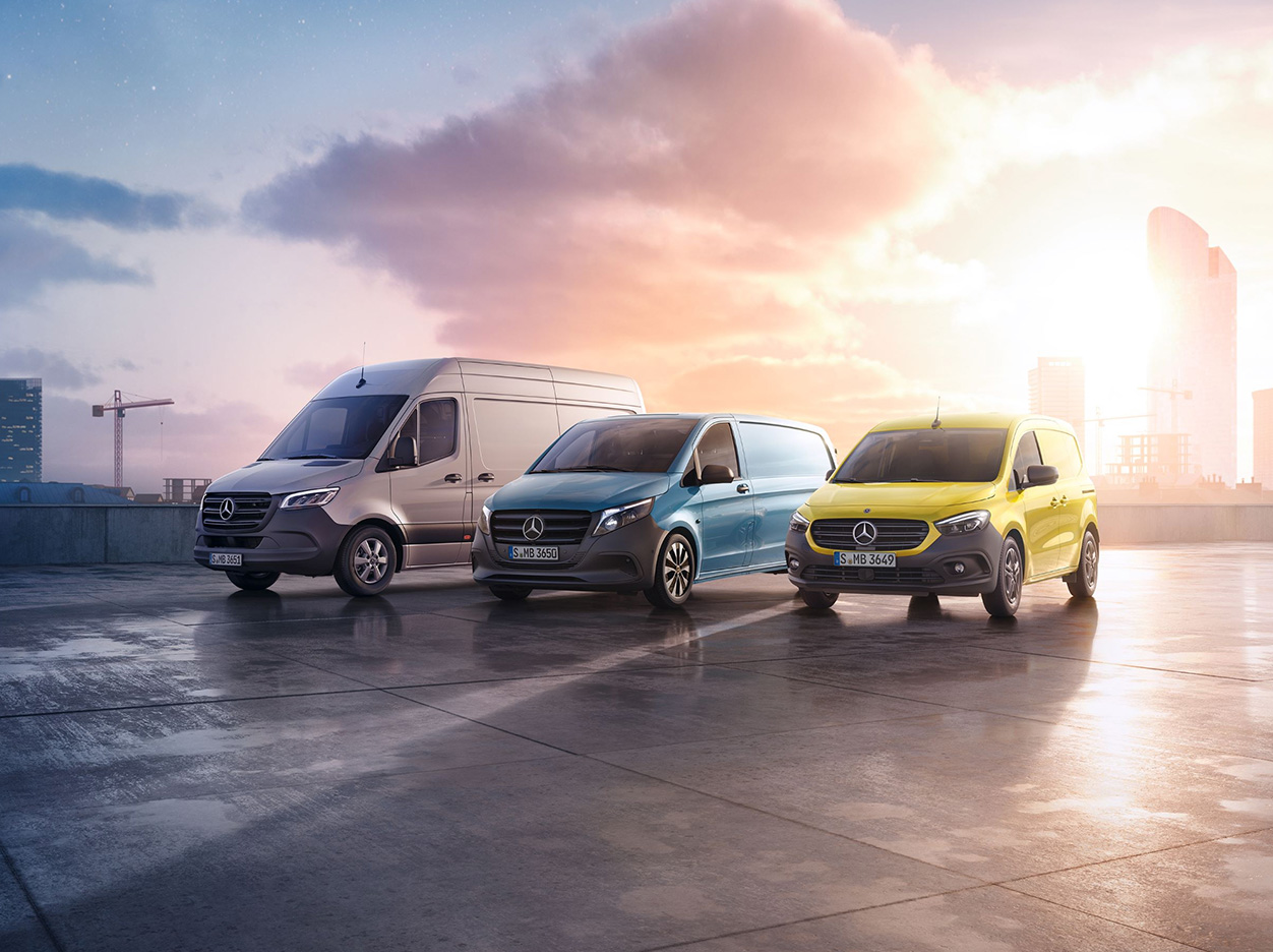 Skåpbiler | Mercedes-Benz Transportbilar Tre Mercedes-Benz skåpbilar parkerade på tak med stadsvy i bakgrunden