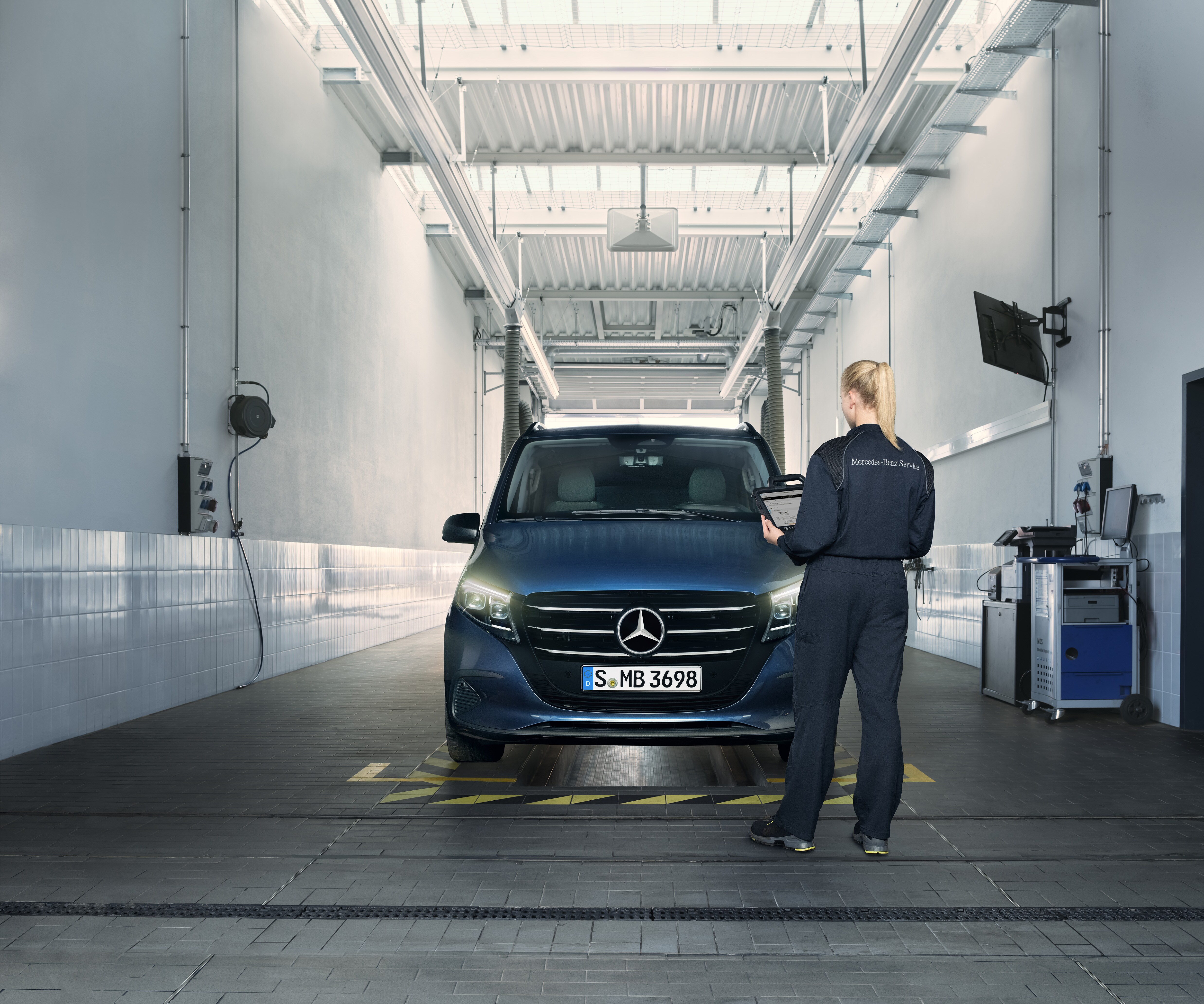 Mercedes-Benz servicemedarbetare utför servicekontroll på transportbil