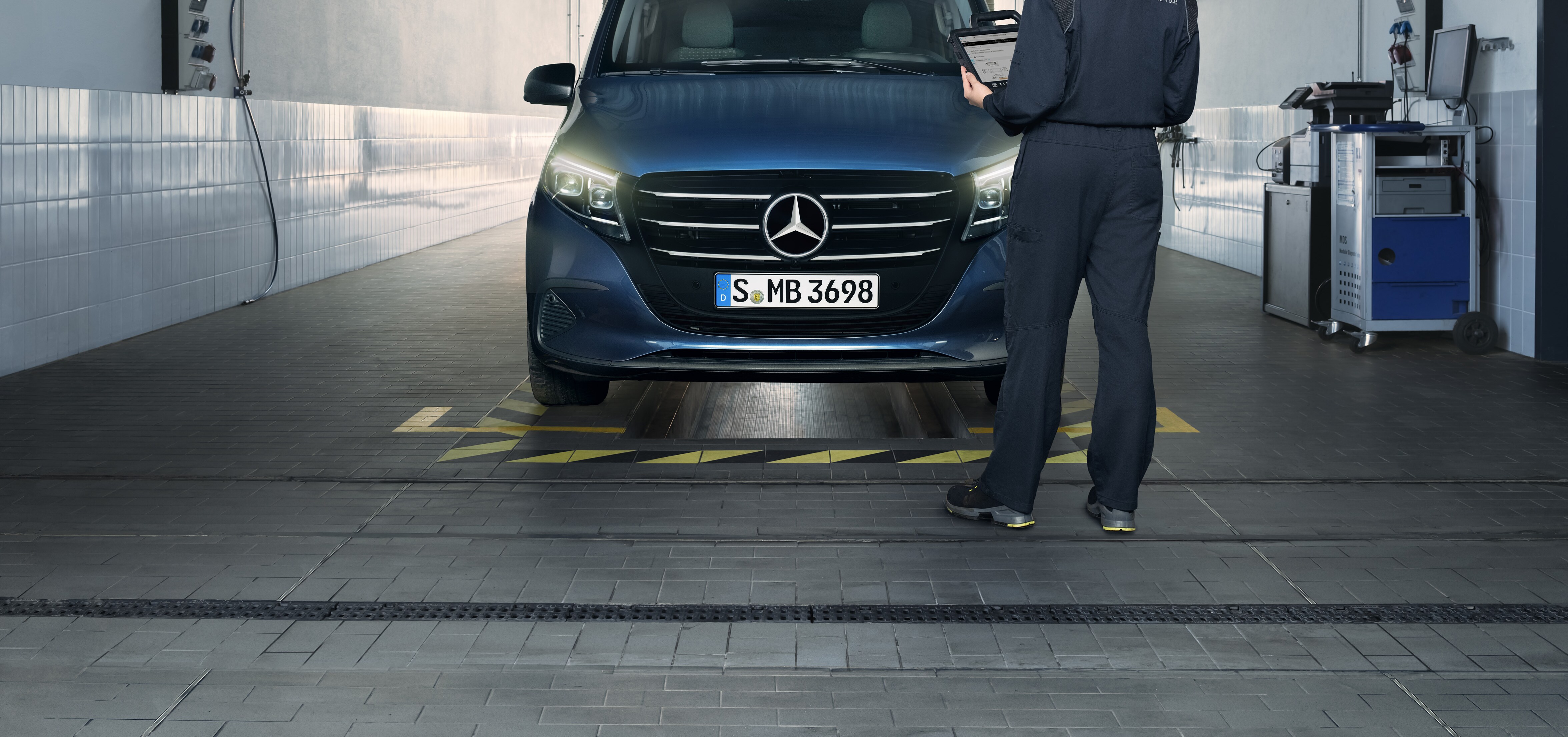 Mercedes-Benz servicemedarbetare utför servicekontroll på transportbil