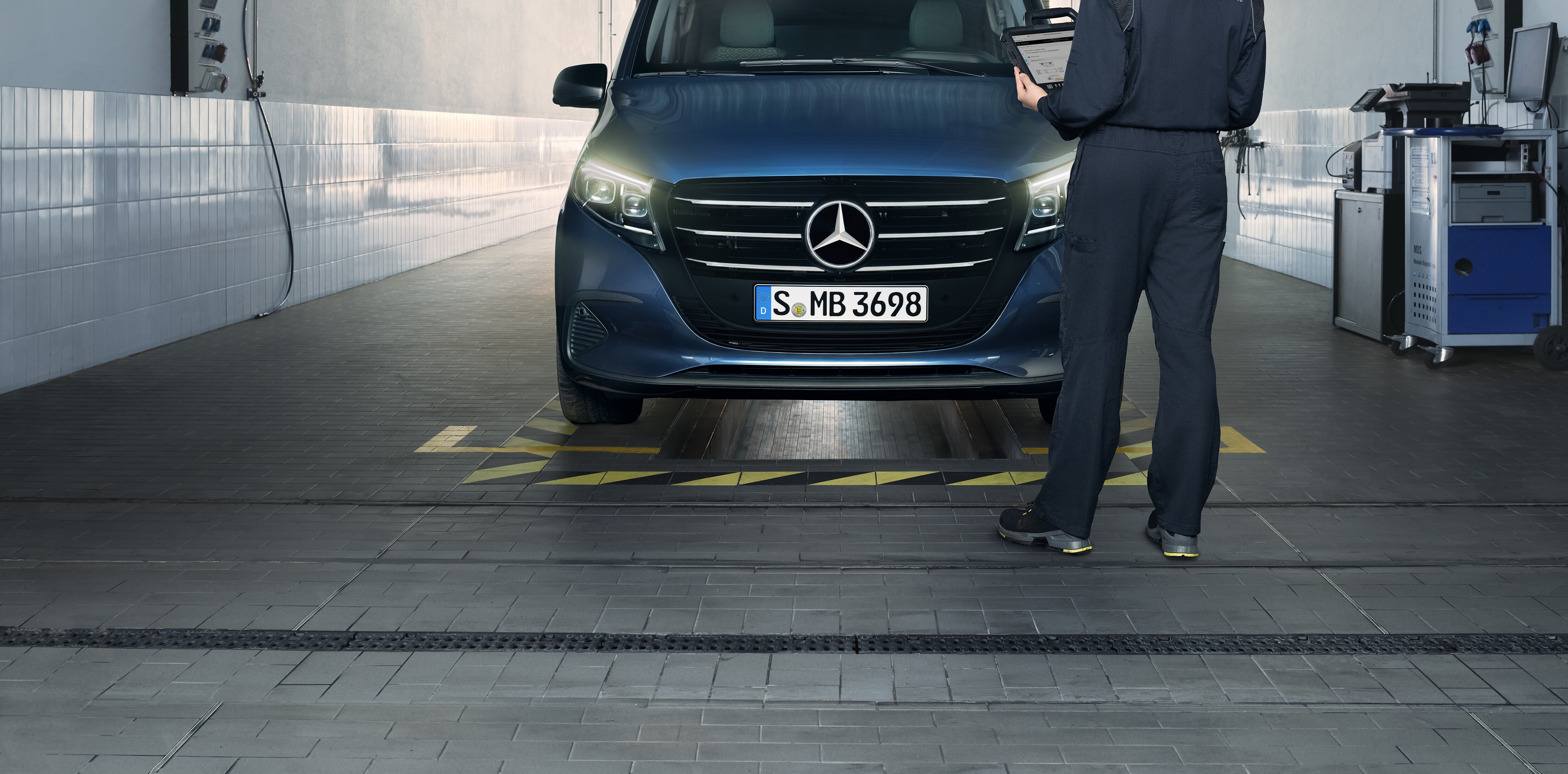 Mercedes-Benz servicemedarbetare utför servicekontroll på transportbil