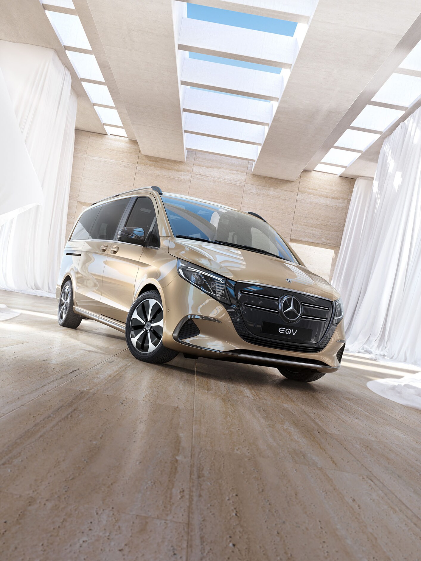 En champagnefärgad Mercedes-Benz EQV står parkerad på parkettgolv i träd. 