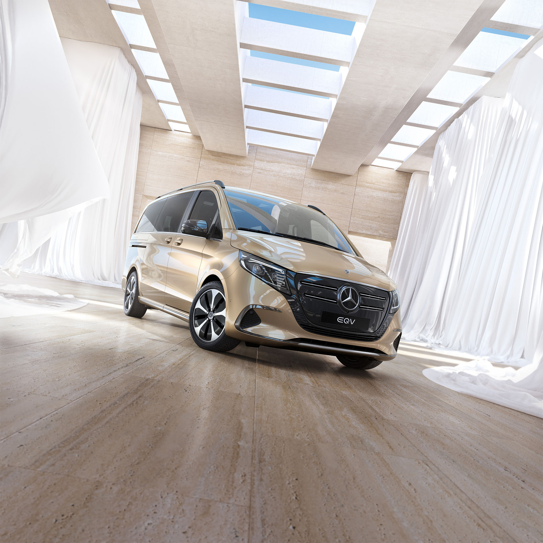 EQV minibuss från Mercedes-Benz En champagnefärgad Mercedes-Benz EQV står parkerad på parkettgolv i träd.