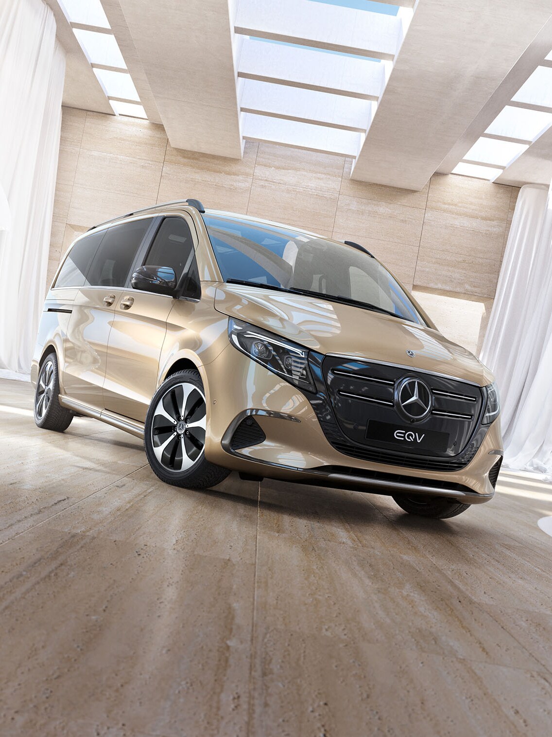 Guldfärgad Mercedes-Benz EQV sedd framifrån i vinkel