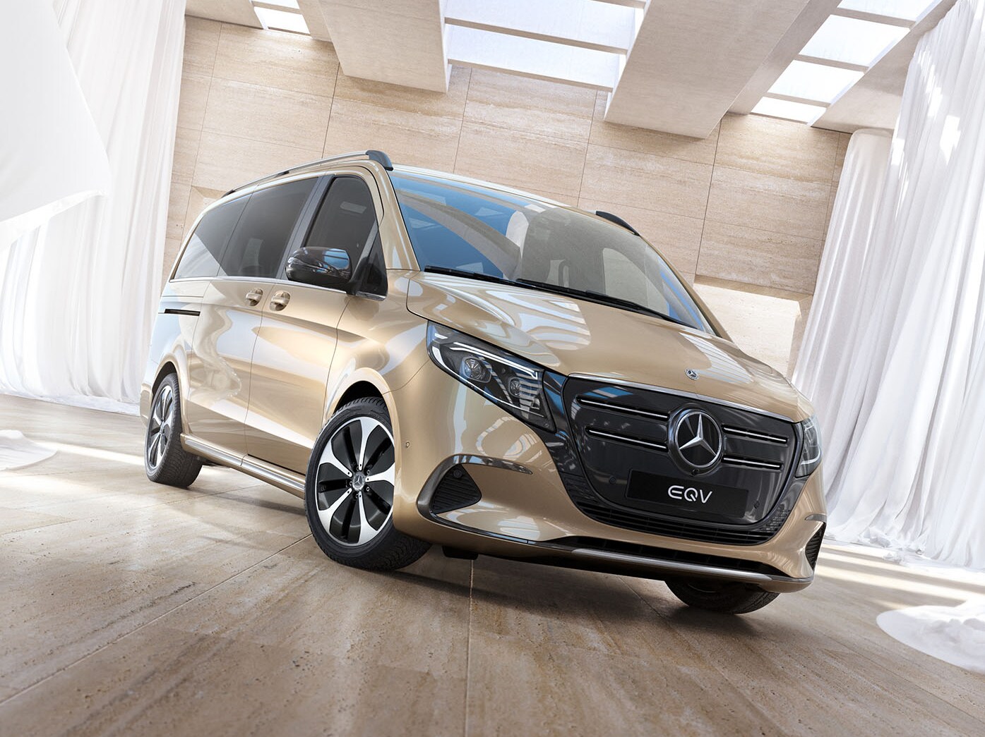 En champagnefärgad Mercedes-Benz EQV står parkerad på parkettgolv i träd. 