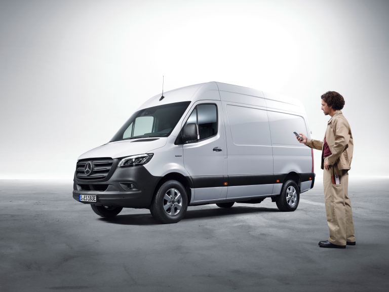 Digitala tjänster för Mercedes-Benz Transportbilar | Företag | Digitala tjänster En man framför en vit Mercedes-Benz eSprinter.