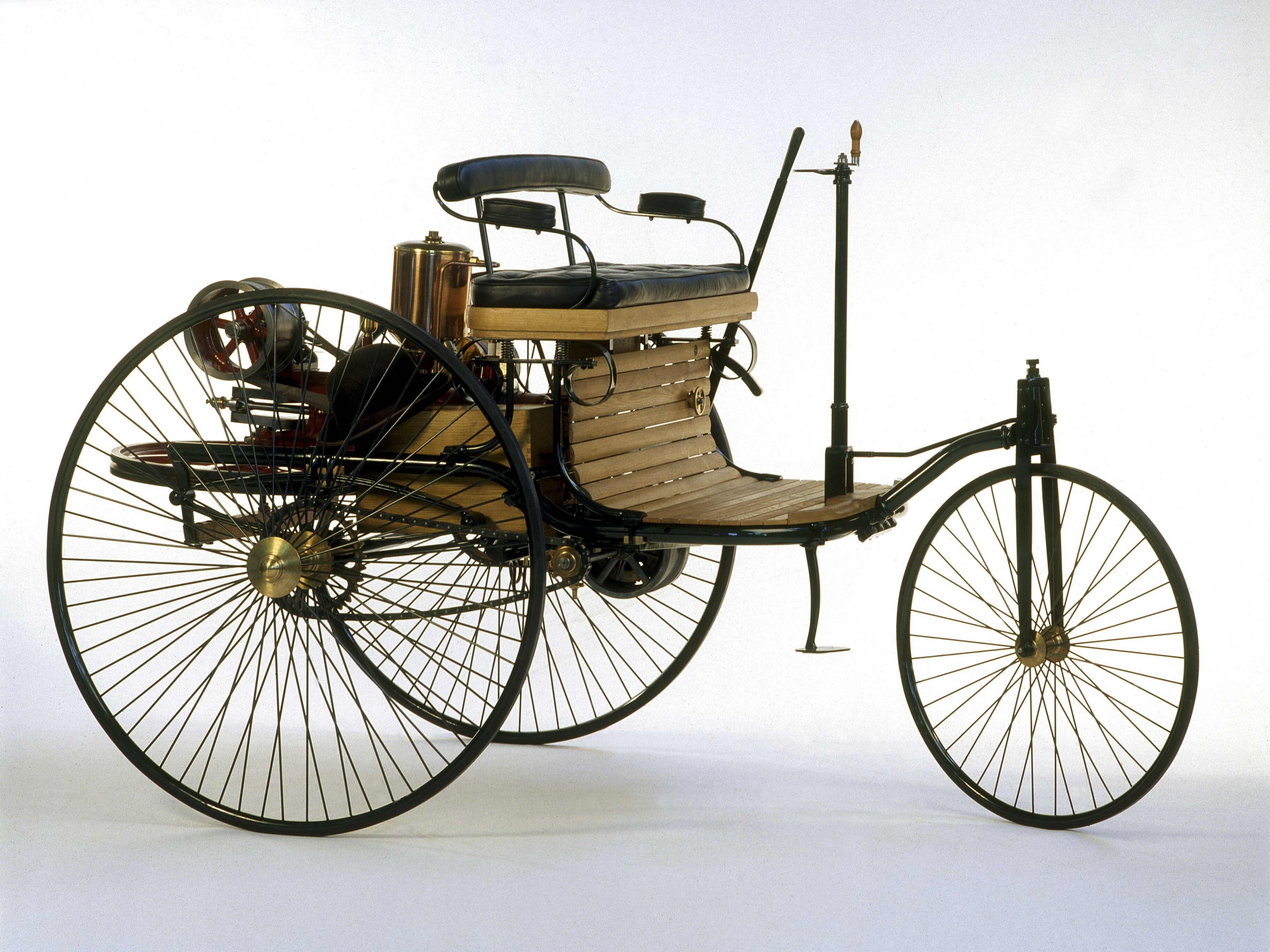 Mercedes-Benz patenterade motorfordon från 1886 sedd snett från sidan