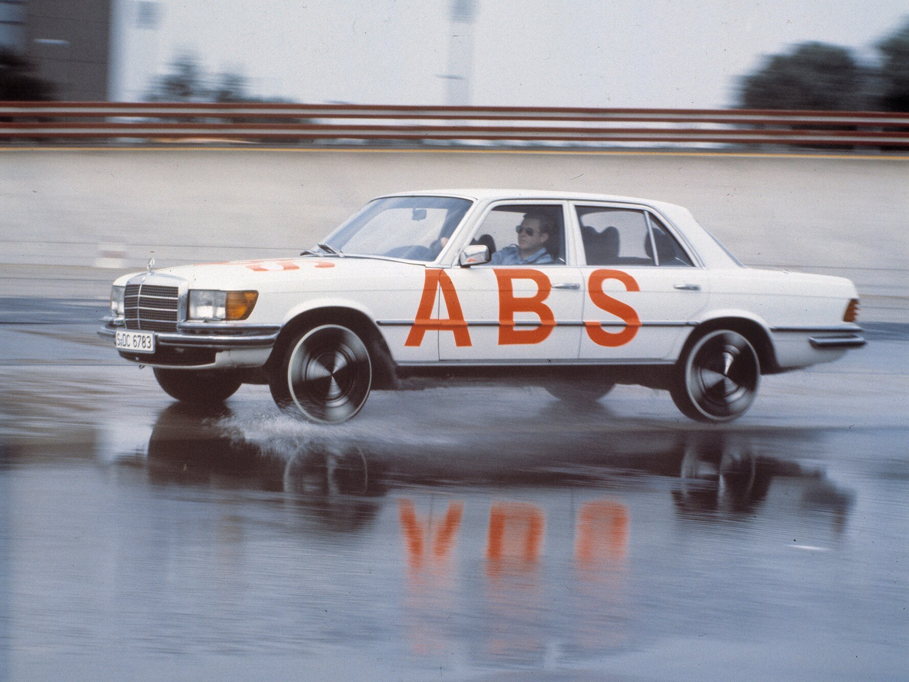 ABS-test på Mercedes-Benz fabrik i Stuttgart-Untertürkheim