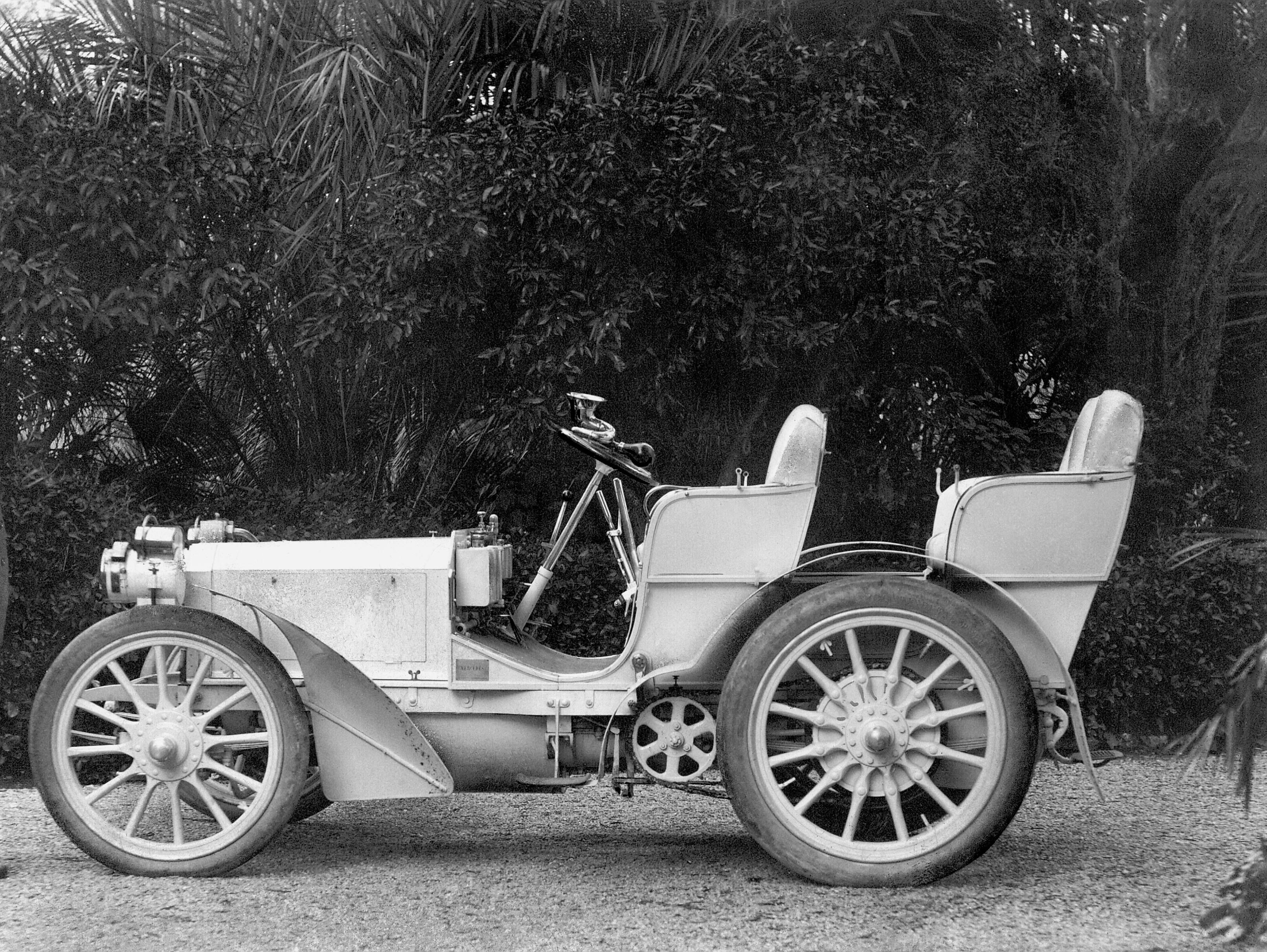 Mercedes 35 hk från 1901 sedd från sidan