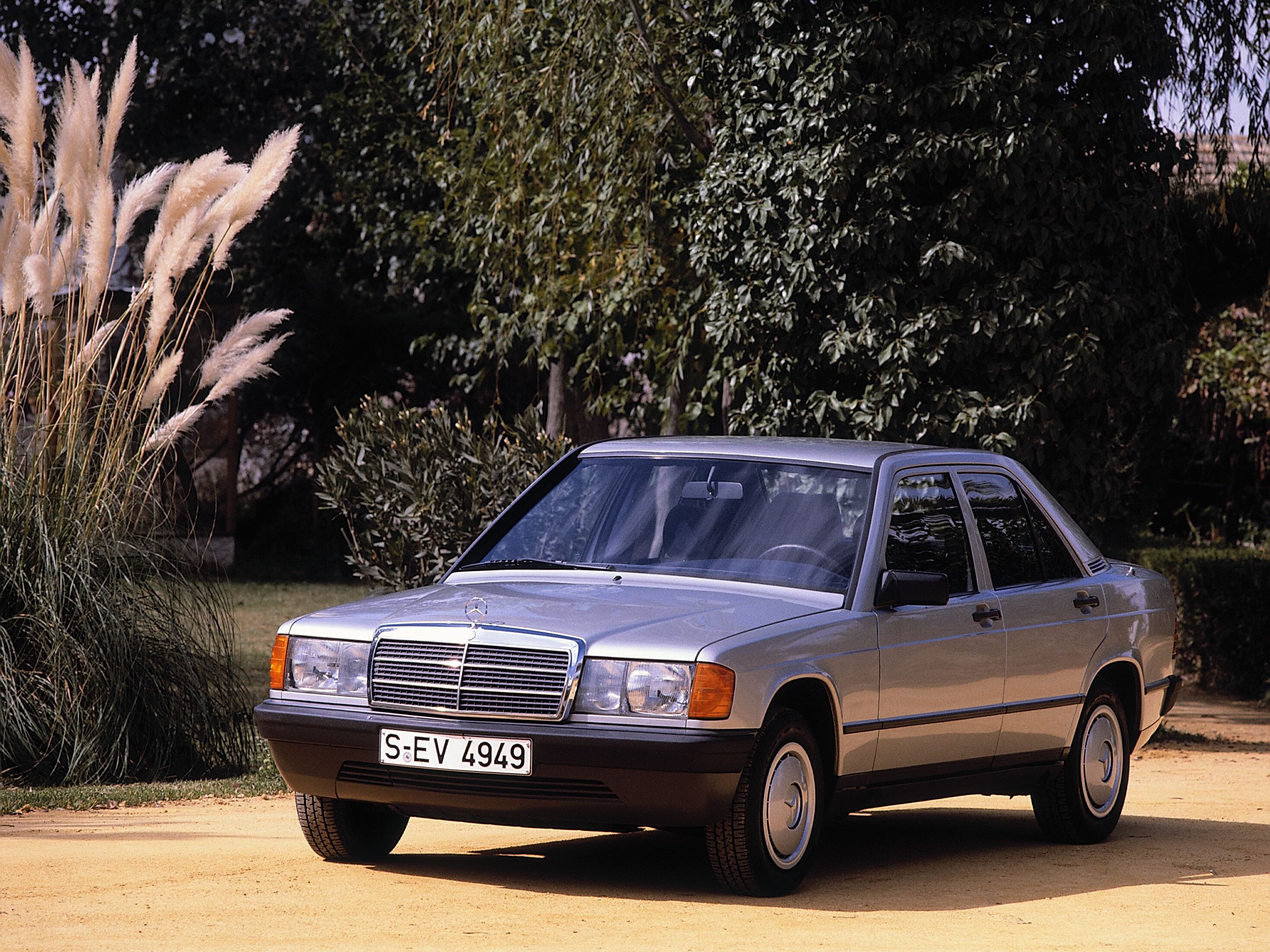 Grå Mercedes-Benz 190 E W201 sedd snett framifrån