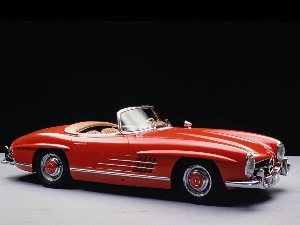 Röd klassisk Mercedes-Benz SL Roadster sedd från sidan