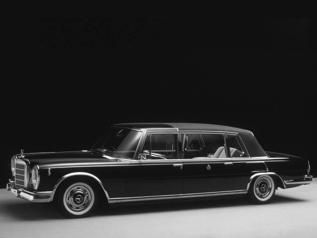 Svart Mercedes-Benz 600 Pullman-Landaulet sedd från sidan