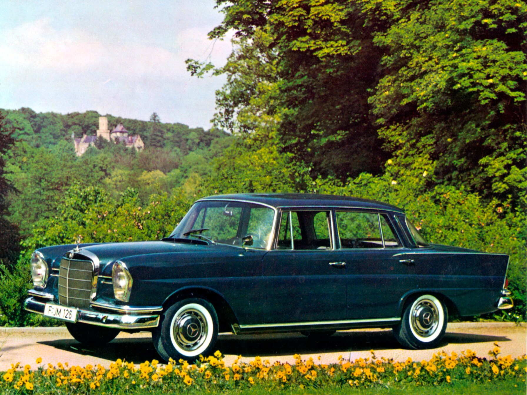 Mercedes-Benz 220 SEb W111 'Fena' i natursköna omgivningar