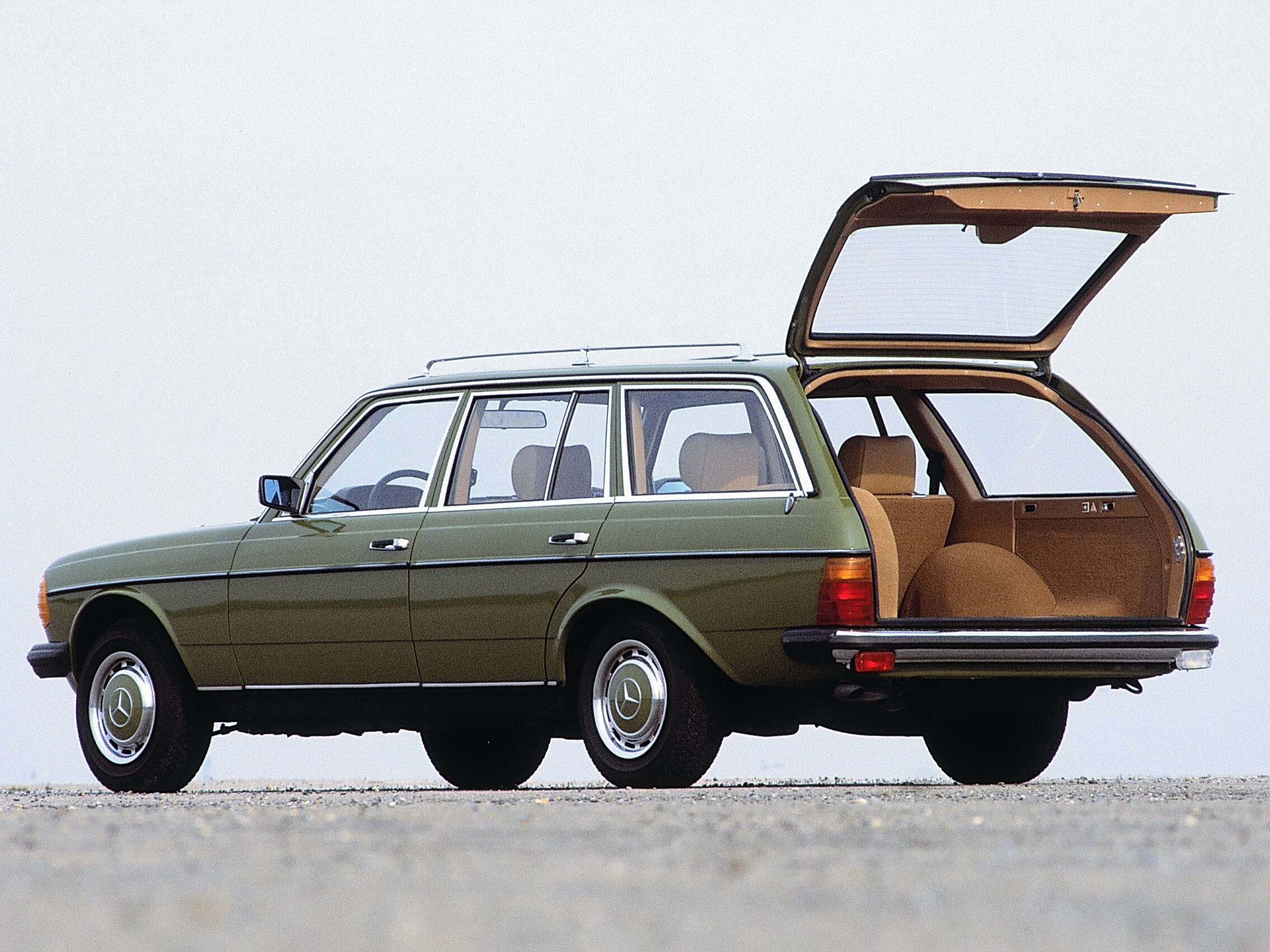 Grön Mercedes-Benz E-Klass i modellserie 123 med öppen baklucka